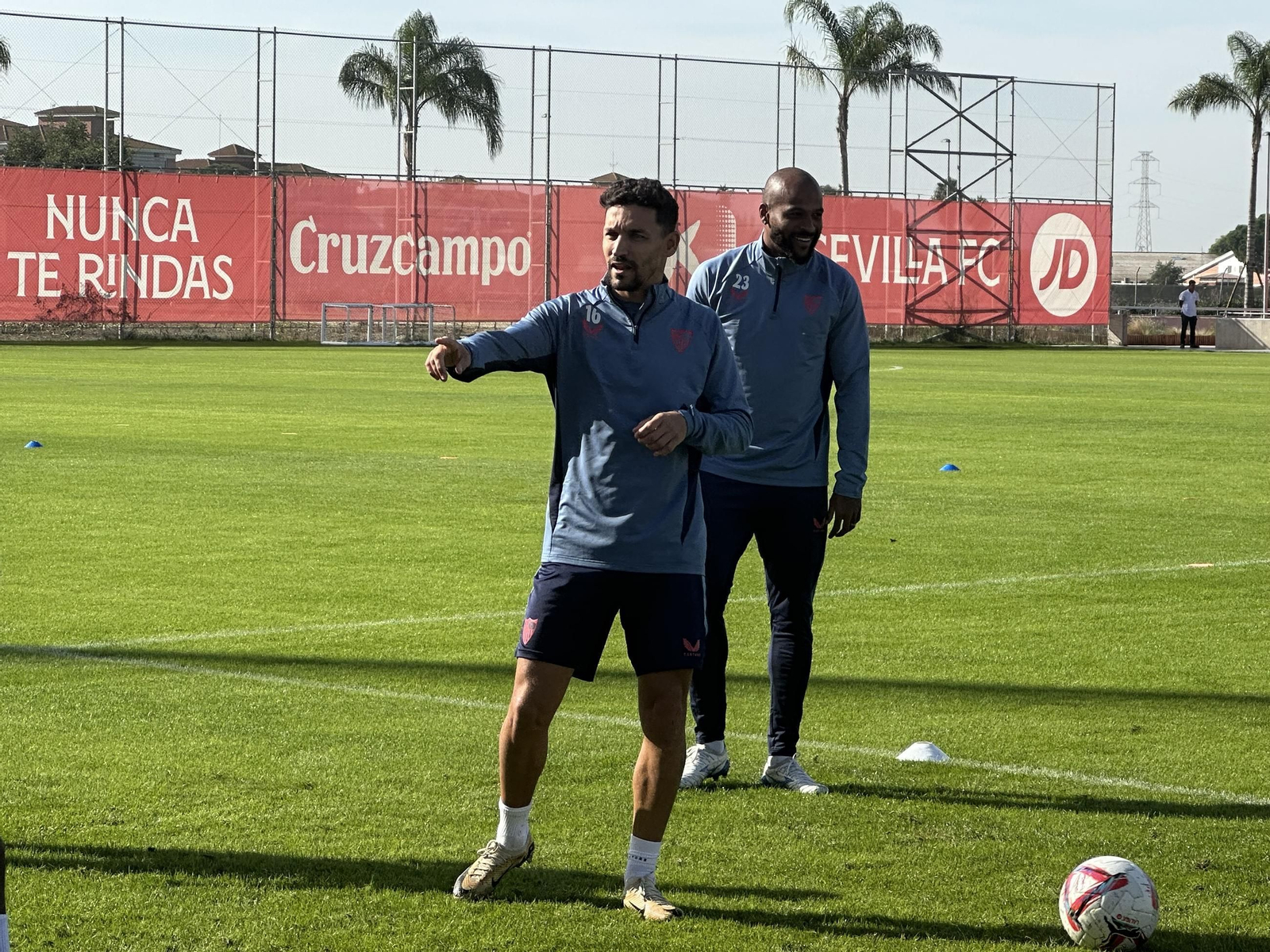 Jesús Navas da una indicación durante el entrenamiento.