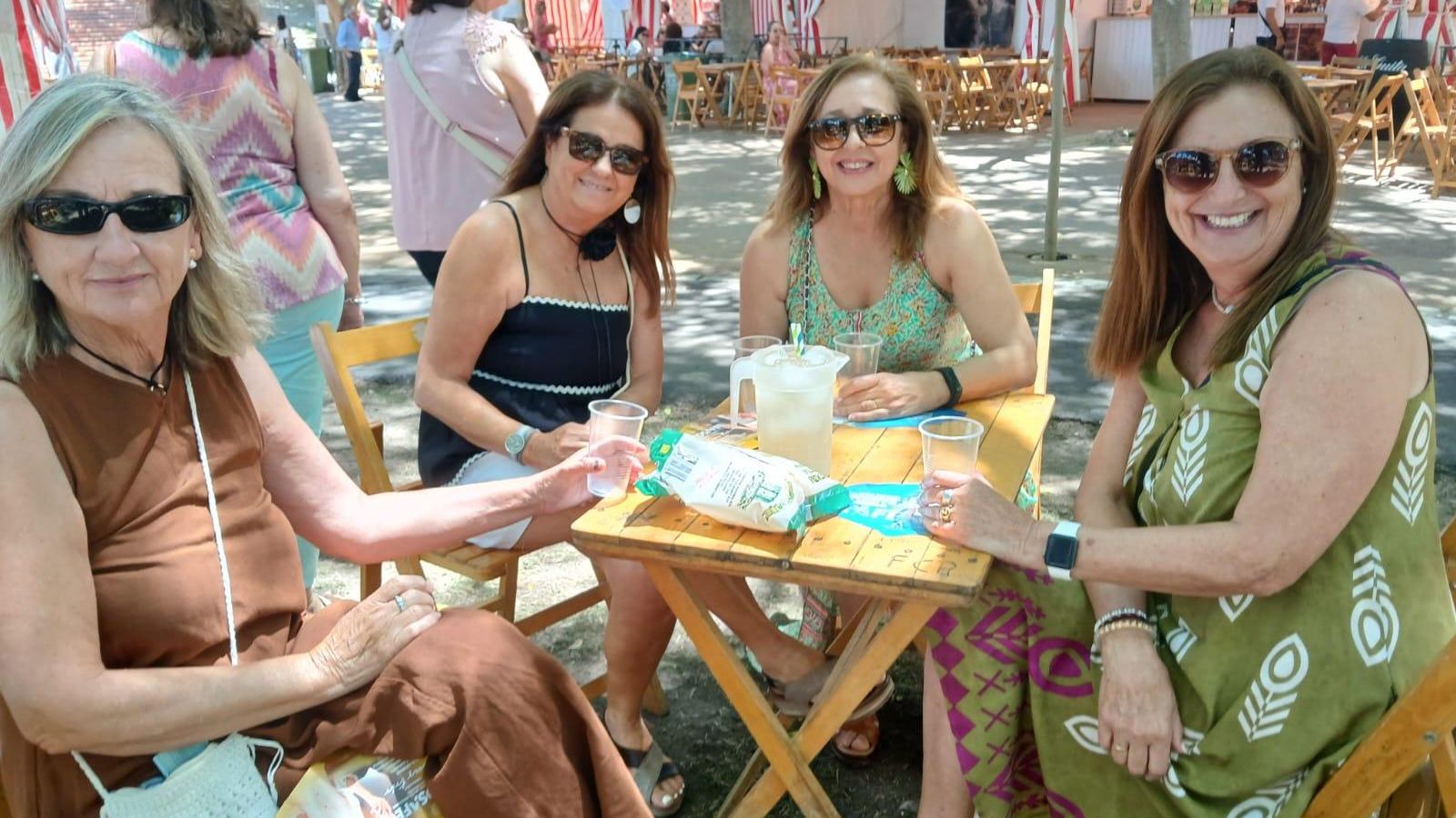 Búscate en las imágenes del Día de la Mujer de la Feria de San Fernando 2024