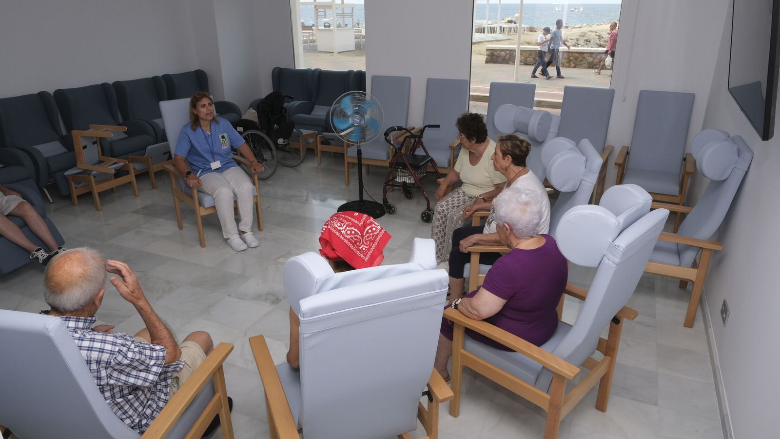 Gerontogimnasia en grupo en una de las salas del centro.