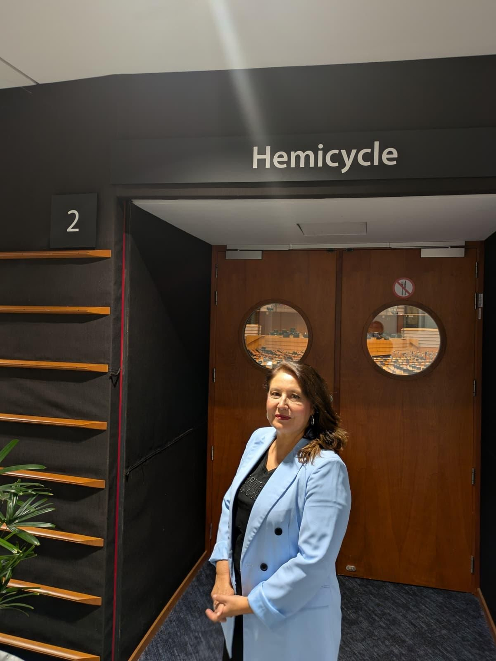 La abderitana, ante el Hemiciclo.