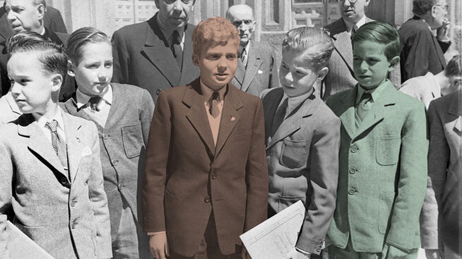 El entonces príncipe Juan Carlos (centro), y sombreado de verde Carlos Falcó, en los años 40.