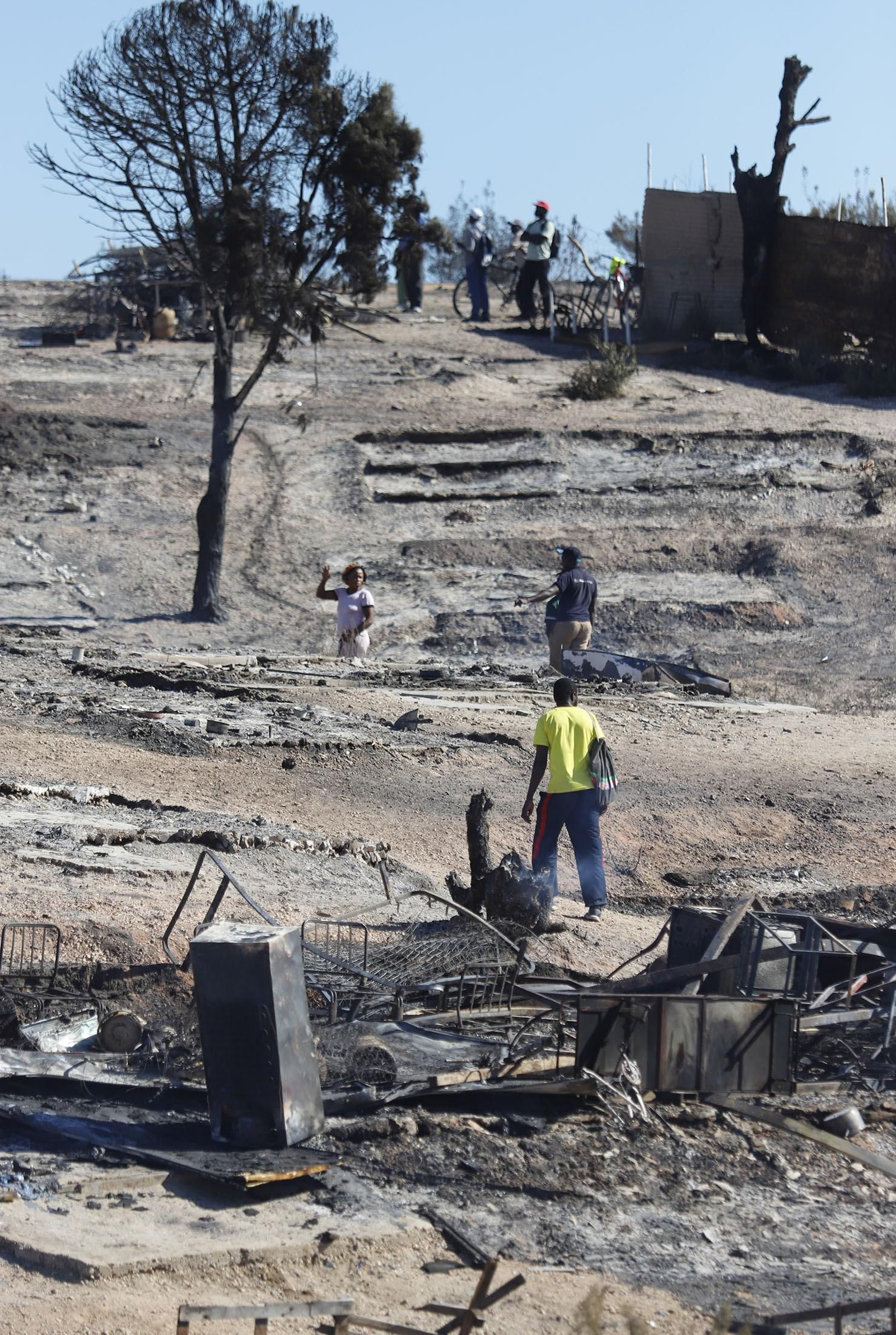 Imágenes del incendio del asentamiento de chabolas de Palos de la Frontera