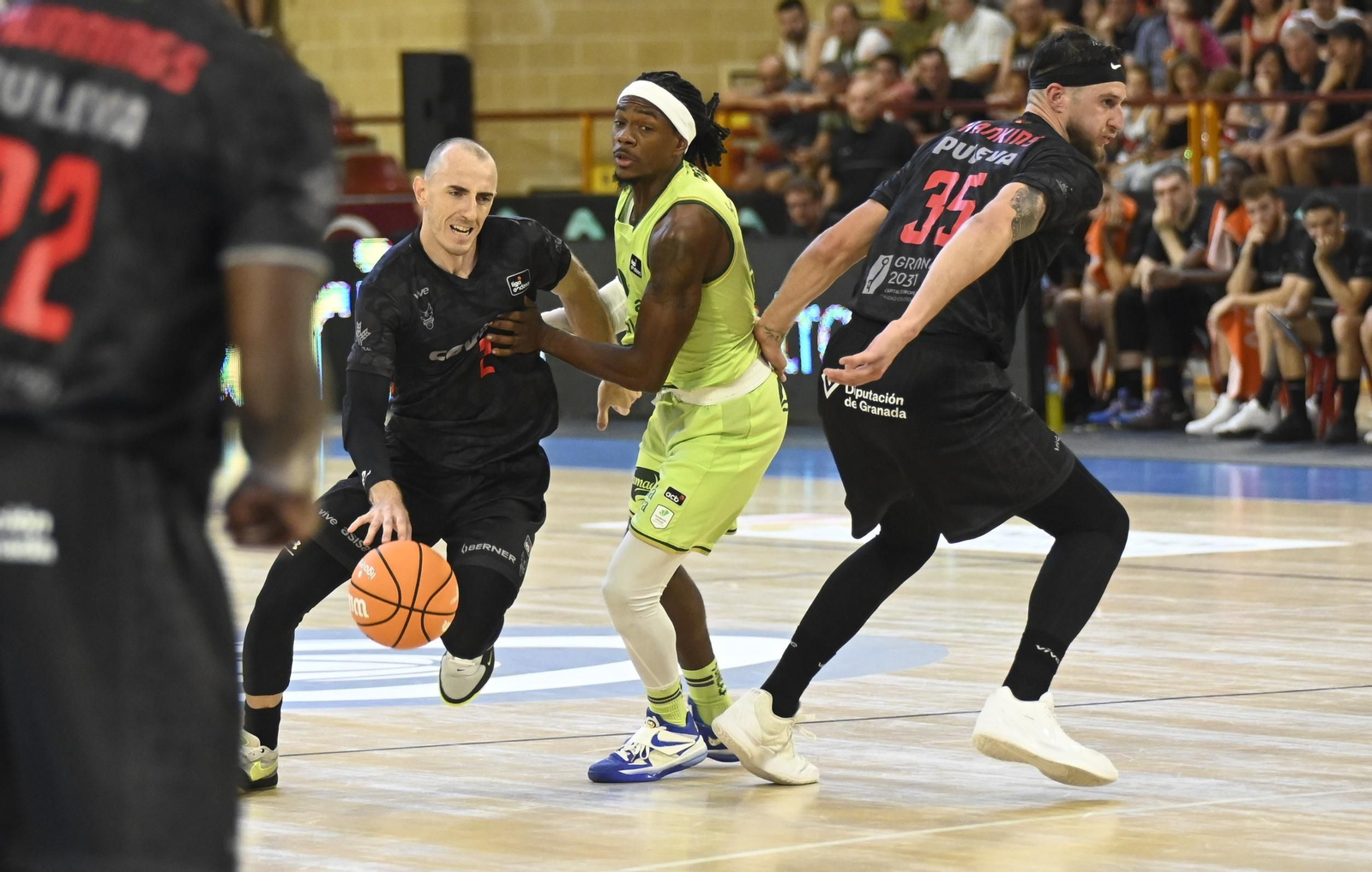 Las mejores fotos del ambiente en Vista Alegre para el Unicaja - Covirán Granada de la Copa de Andalucía de baloncesto