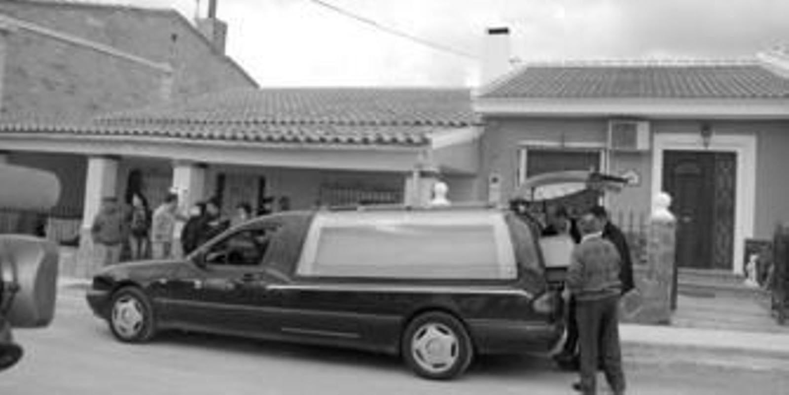 La familia asiste al levantamiento del cadáver de I.R.M., ayer en el municipio de Cortes de Baza.