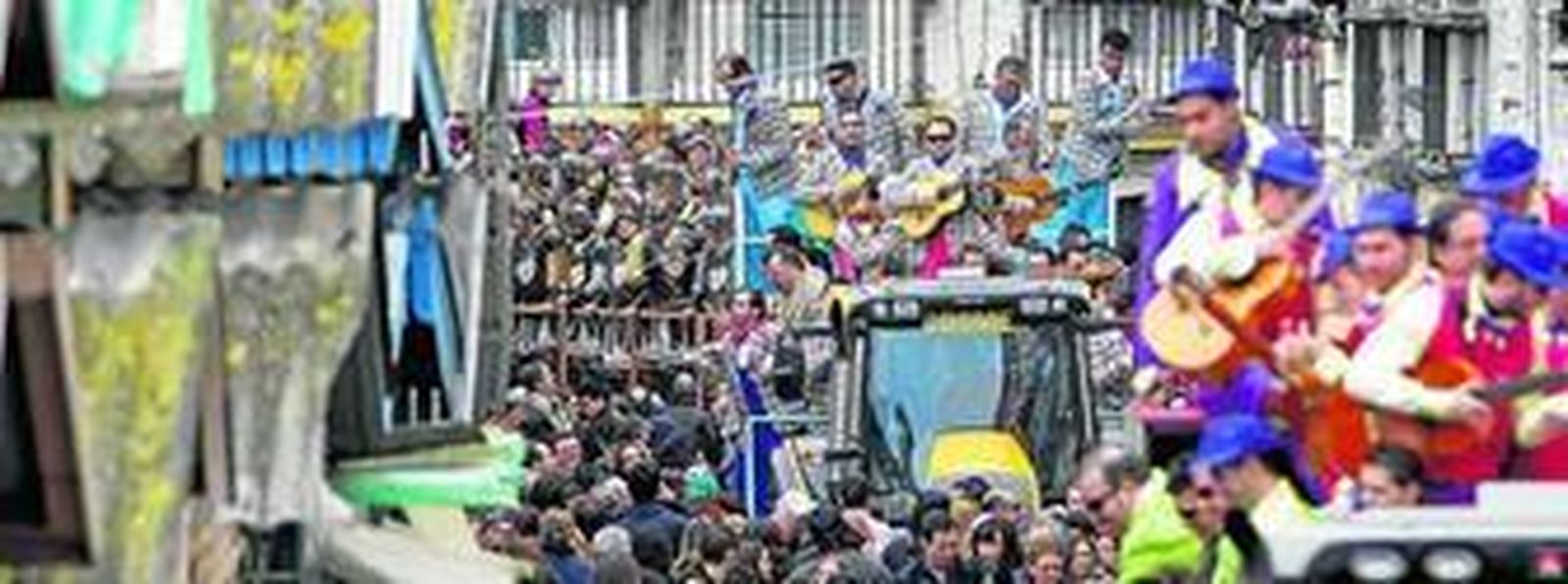 Varios coros ofrecieron ayer su repertorio en la calle Libertad, tras varios años sin celebrarse en esa vía el carrusel al impedirlo las obras del Mercado Central.