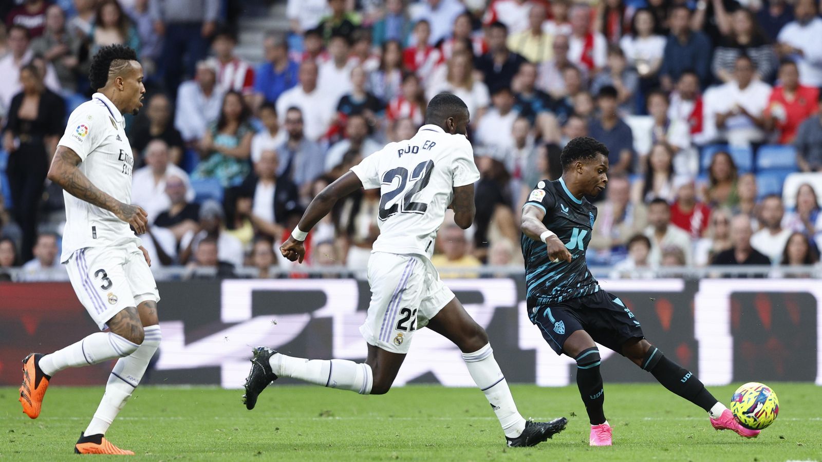 Ramazani dispara con la zurda ante la mirada de Rüdiger y Militao