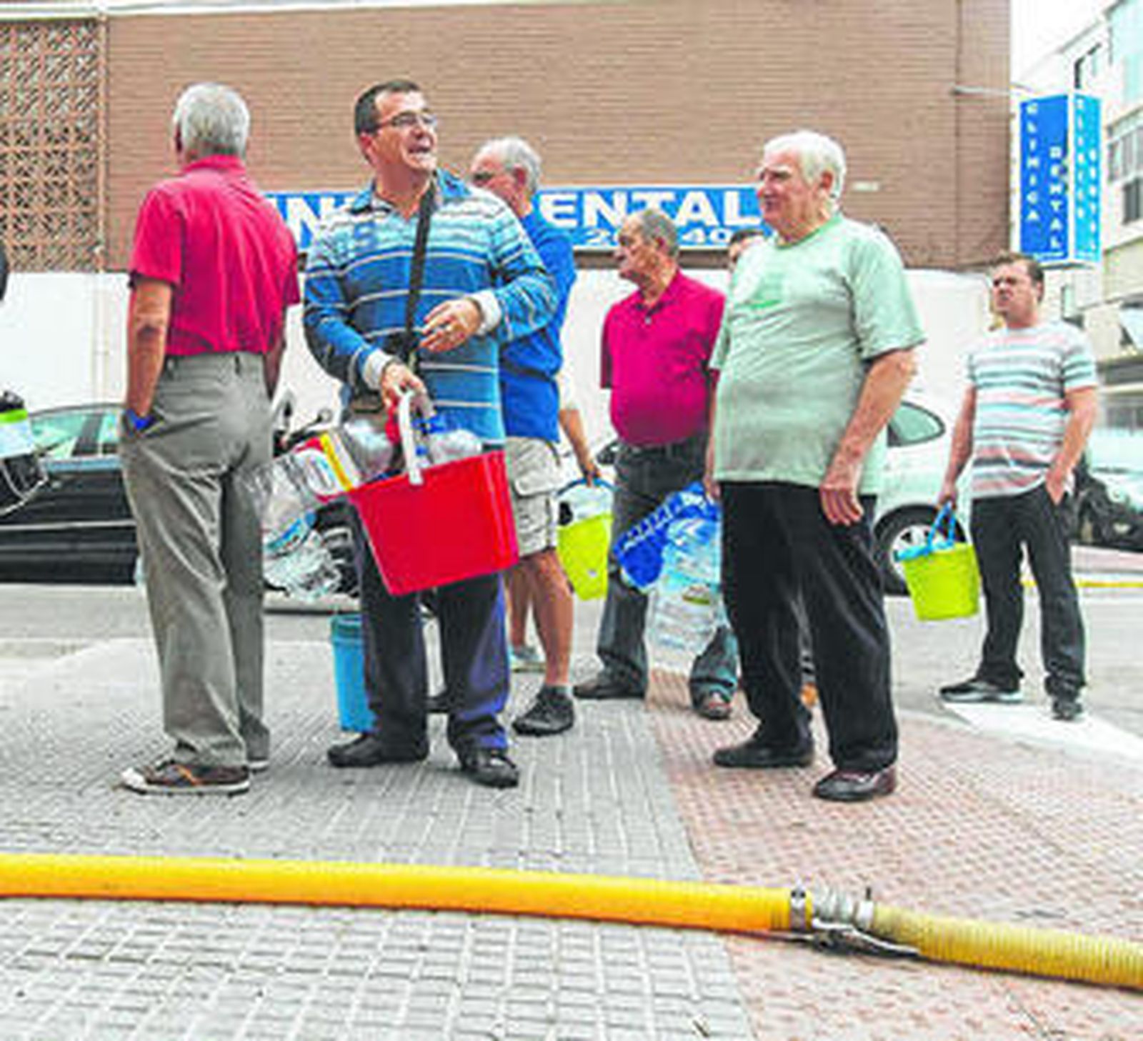 Vecinos de Loreto, durante el corte en el suministro de agua que se produjo hace un año.