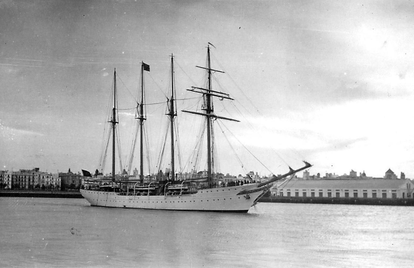 Salida del Elcano el 18 de abril de 1928 con el Rey Alfonso XIII