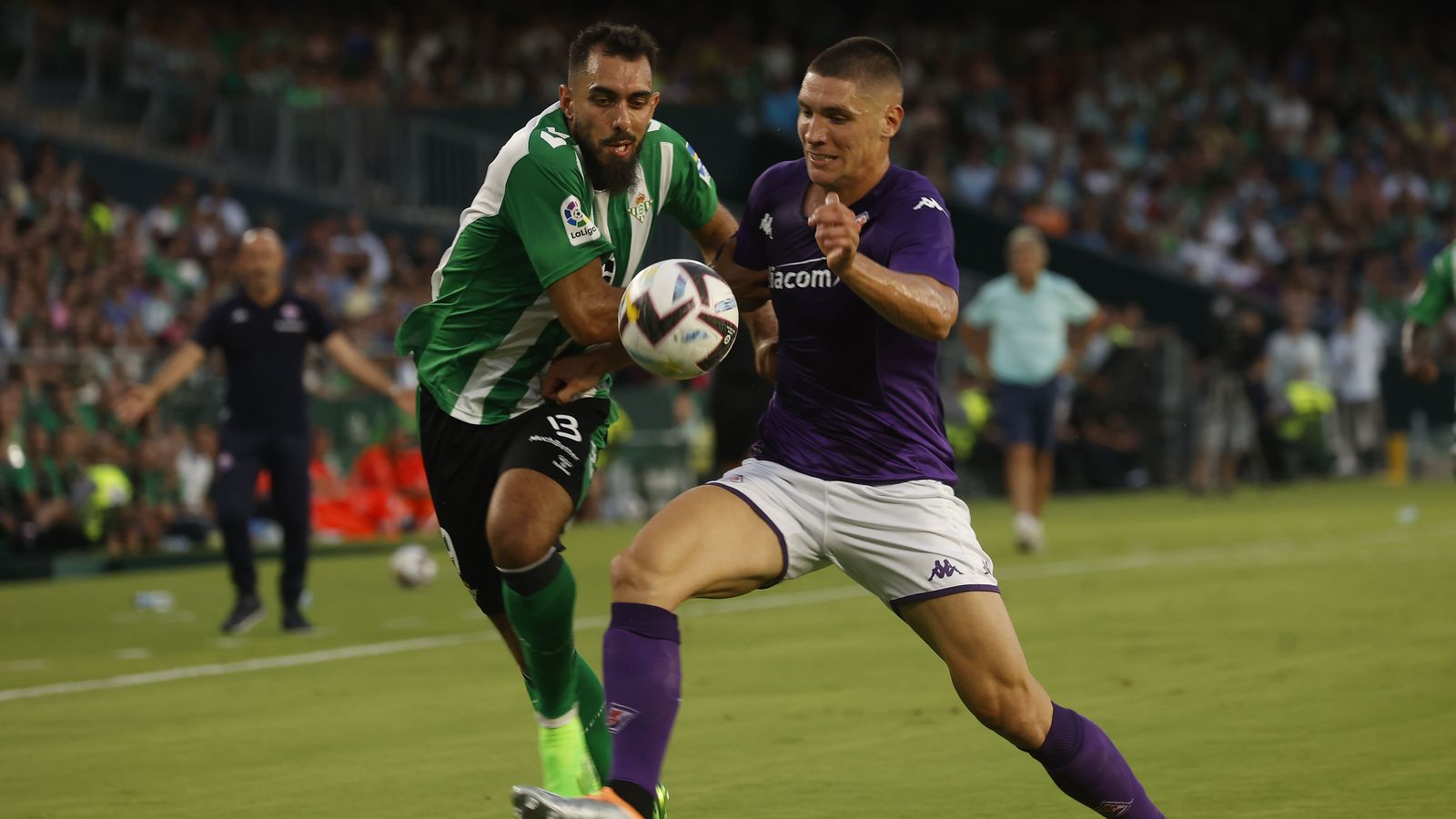 Borja Iglesias pugna por el balón con Milenkovic.