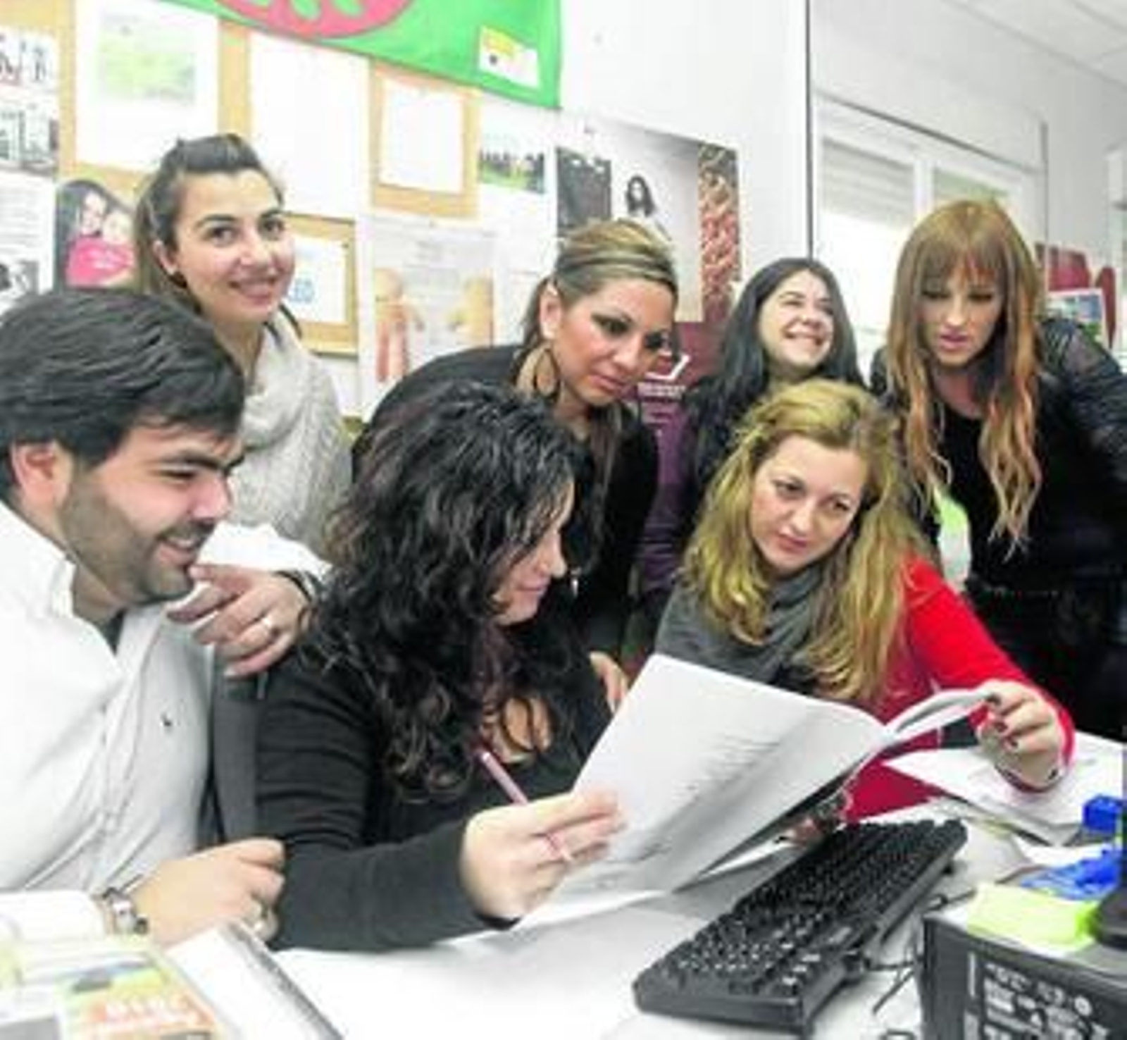 El equipo de la Fundación Secretariado Gitano, en su sede en La Línea.