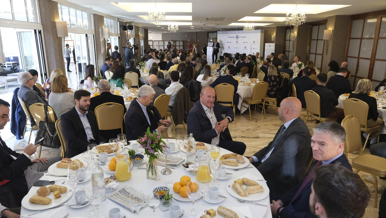 Desayuno coloquio de Grupo Joly y Cajasur, con la participación del ponente Enrique de los Ríos