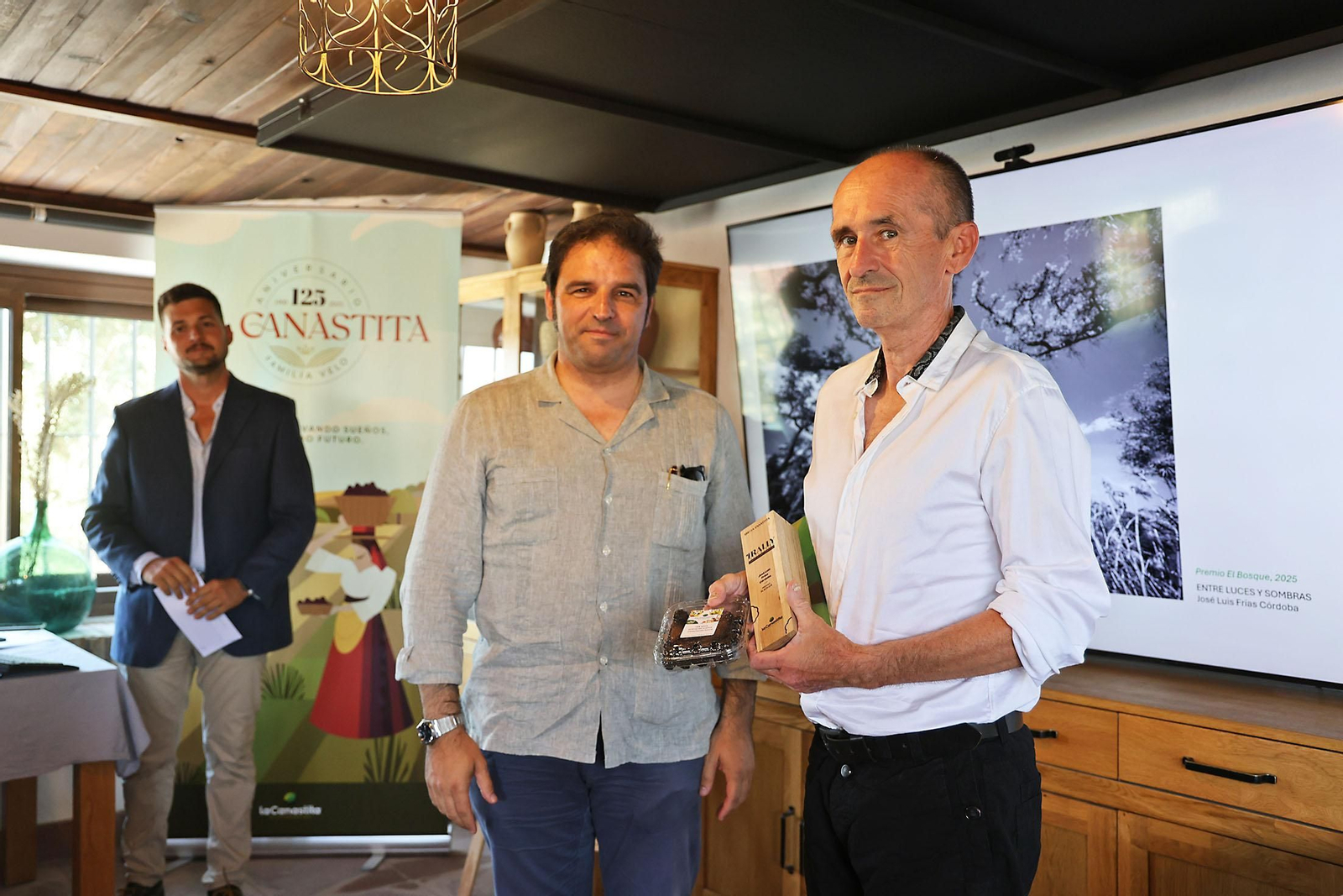 Imágenes de la entrega de premios del I Rally Fotográfico del Entorno de la Finca El Bosque Imágenes de la entrega de premios del I Rally Fotográfico del Entorno de la Finca El Bosque
