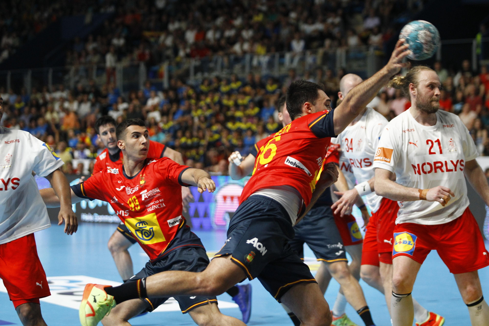 Imágenes del España-Dinamarca de la EHF Euro Cup de balonmano, en Almería
