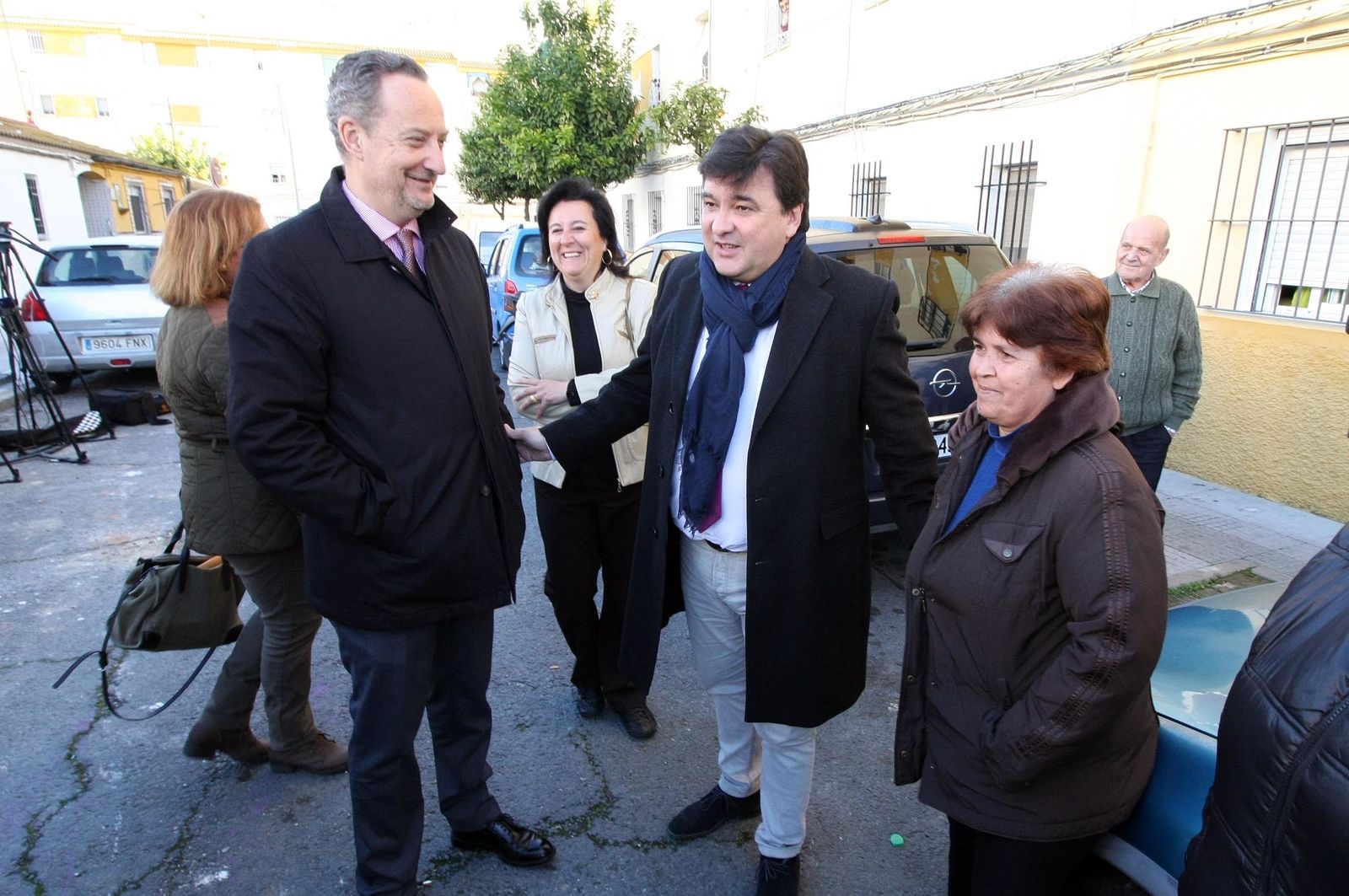 La visita del alcalde a las obras de rehabilitación de las viviendas de Pérez Cubillas, en imágenes