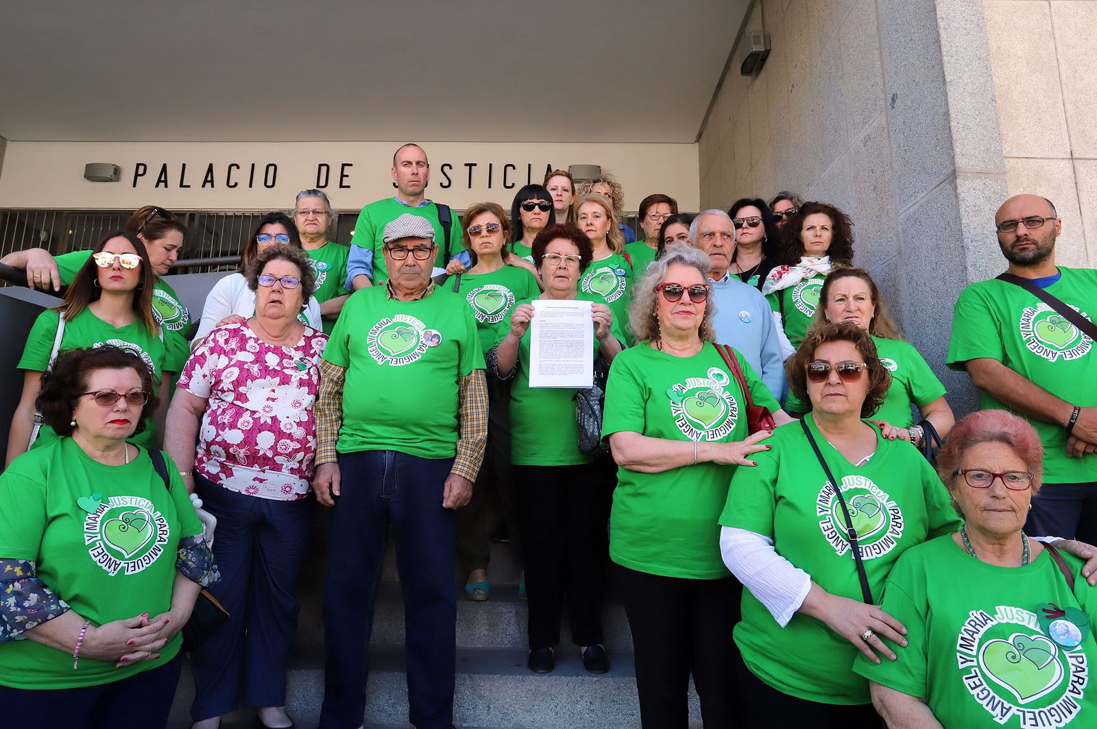 Familiares de los asesinados y los Corazones Verdes, ayer ante el Palacio de Justicia de Huelva.