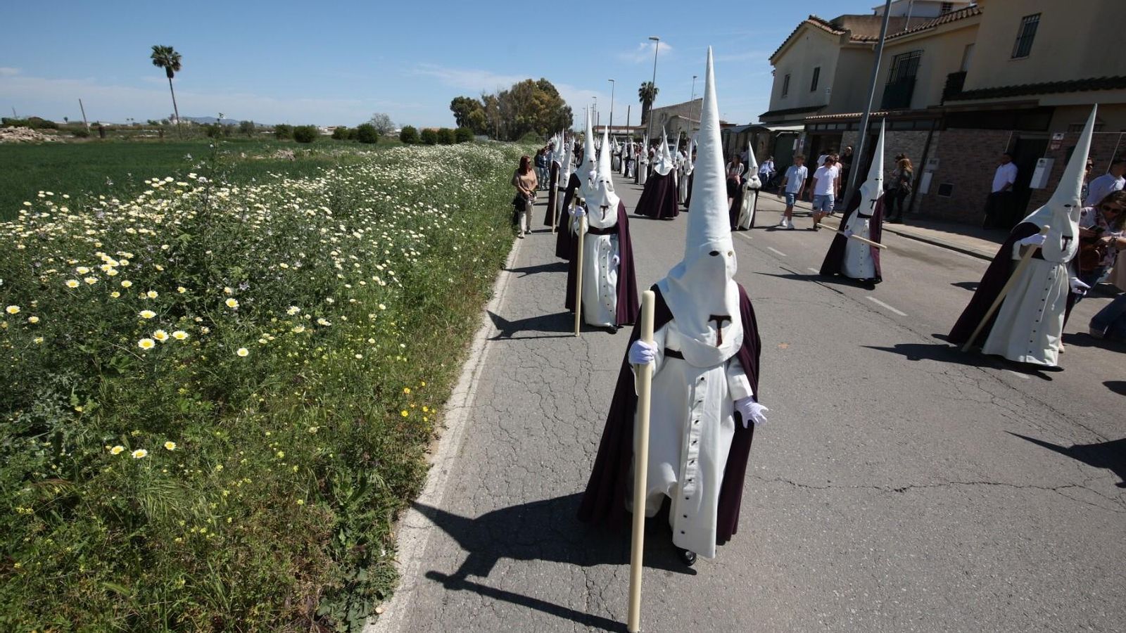 Nazarenos de la Entrega, por la avenida San José Obrero.