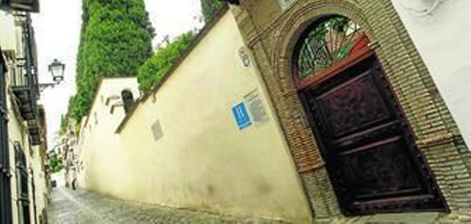 El Carmen de las Favores está ubicado en la calle Plegadero Alto, en el entorno del Campo del Príncipe.