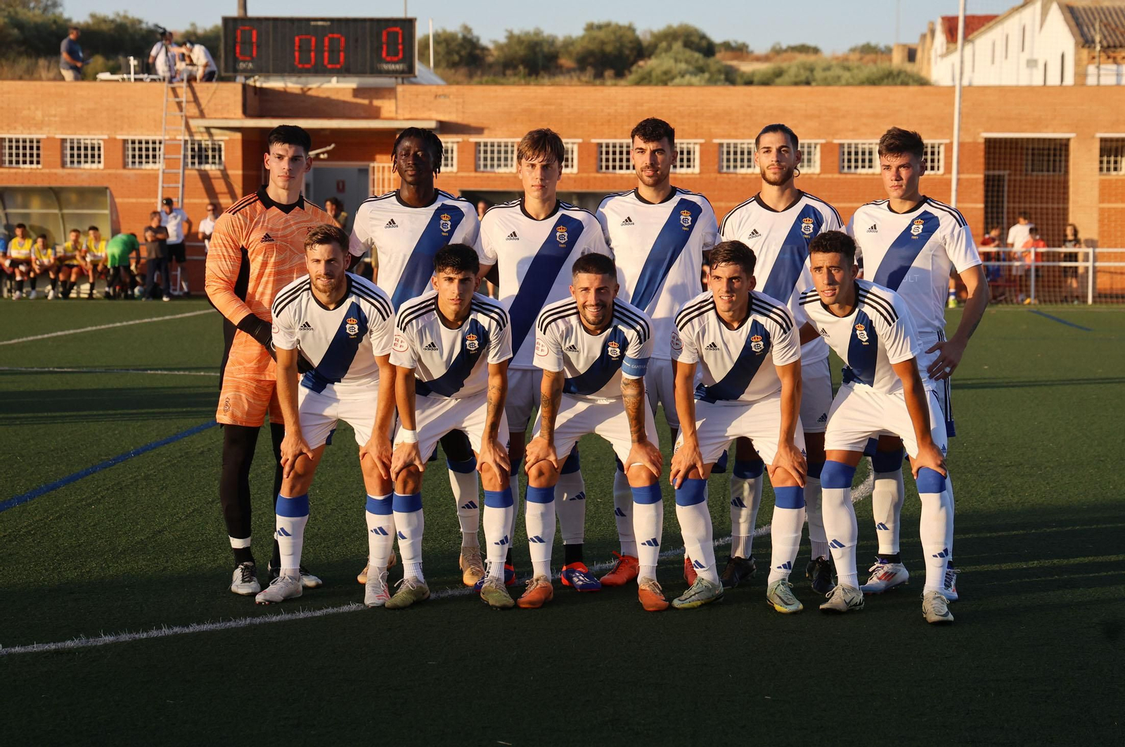 Imágenes del CD Rociana-Recreativo de Huelva en el I Memorial 'Fuente Clara Cabrera Mateos'