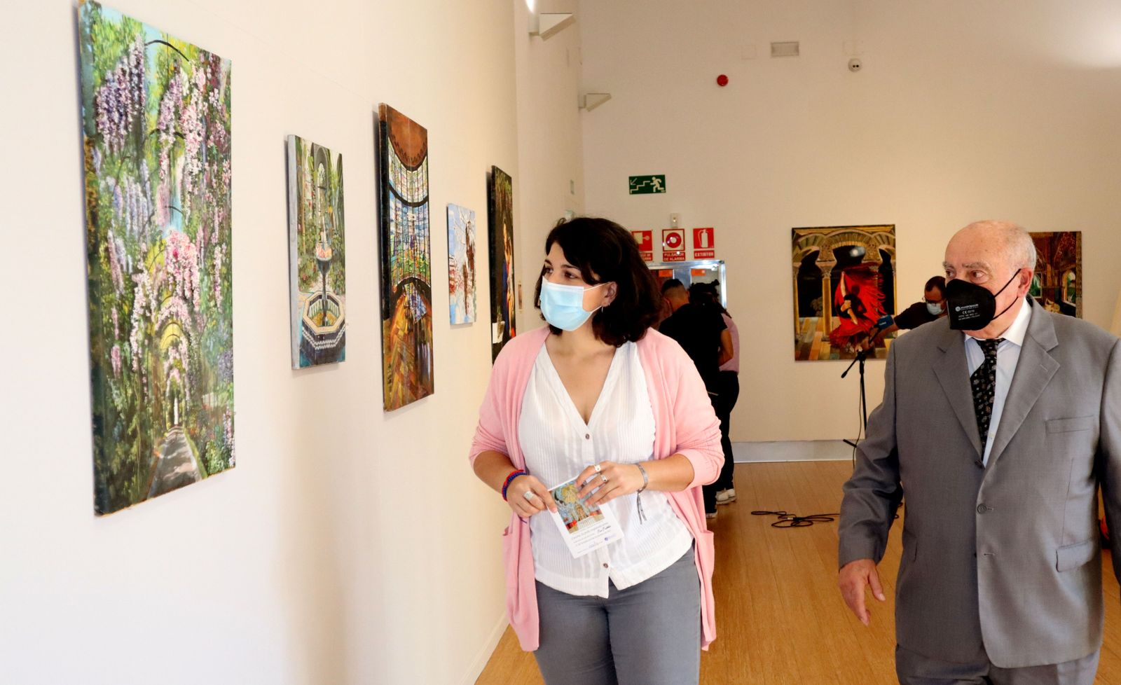 Mamen Beato y Paco Ballesteros observan algunas de las obras.