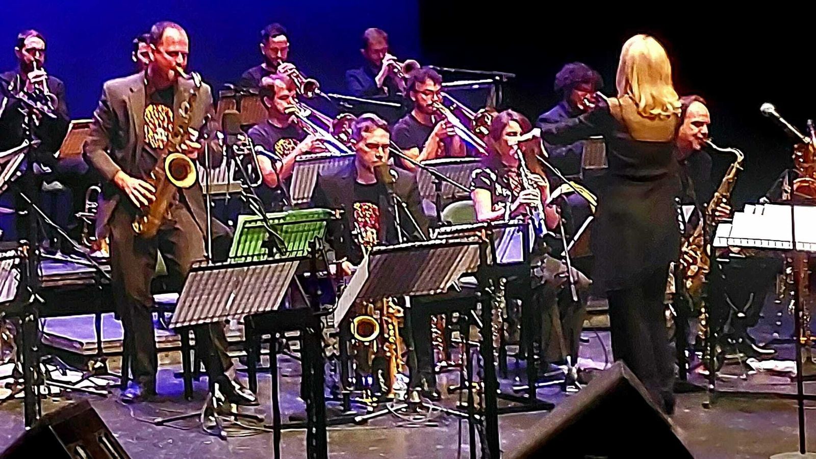 María Schneider dirigiendo a los saxos