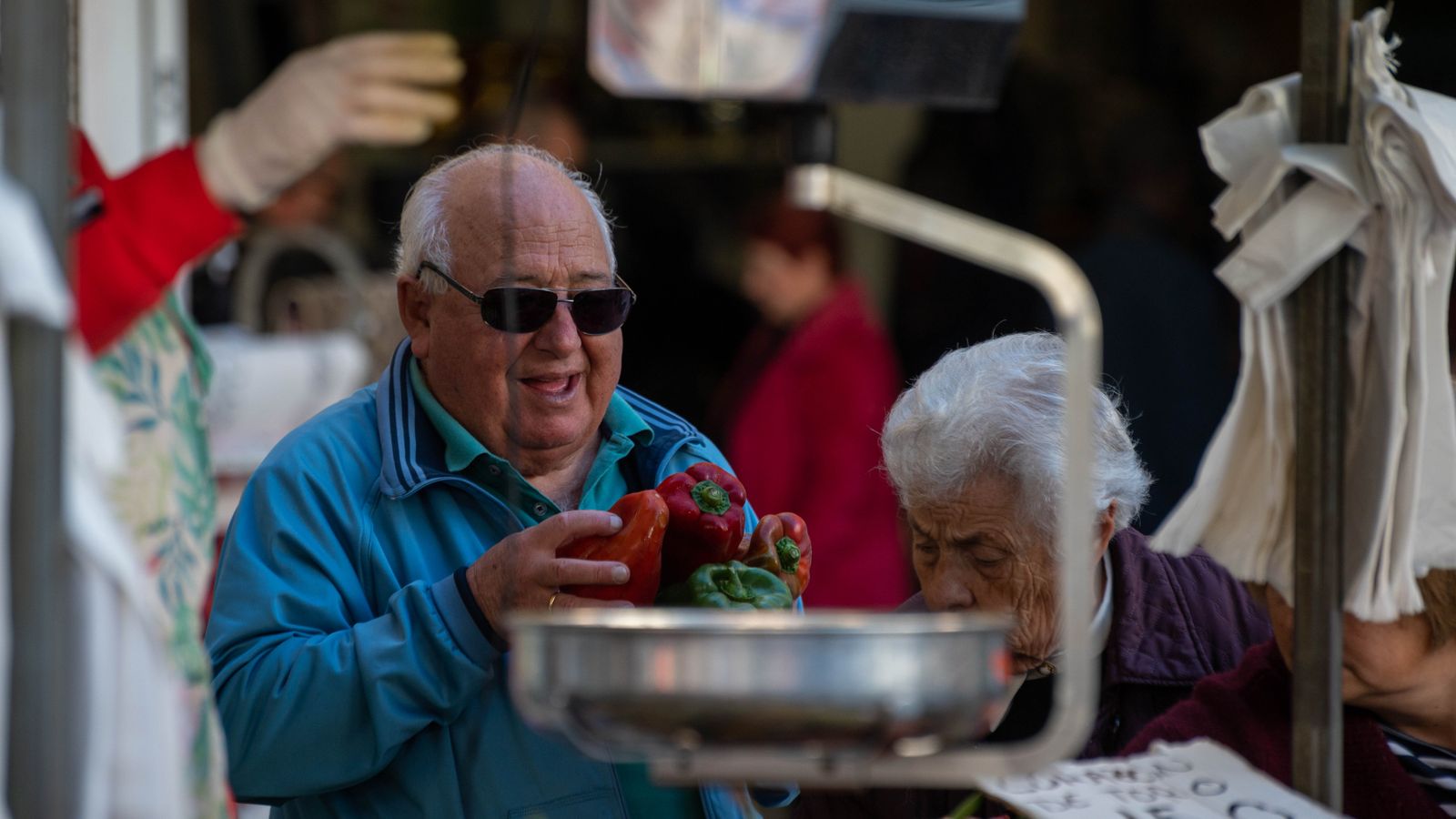 De compras para las cenas de Navidad en el mercado Ingeniero Torroja