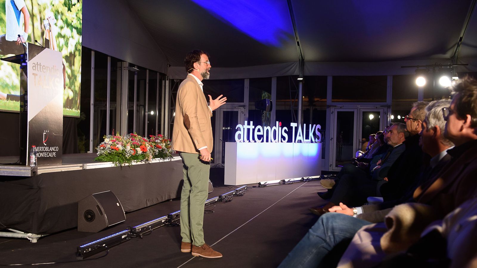 Rafa Guerrero desgranó ante más de 400 asistentes las claves de la neurociencia aplicada al desarrollo emocional de niños y adolescentes, en una conferencia que reunió a familias y profesionales de la educación del Campo de Gibraltar.
