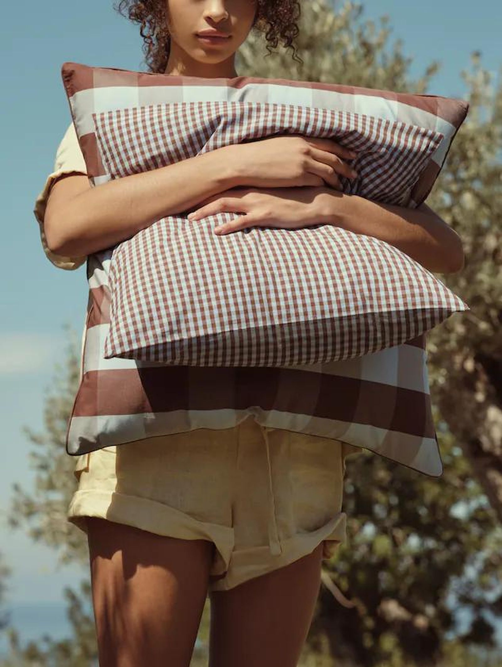 Cojines de cuadros de la nueva colección de hogar de Mango.