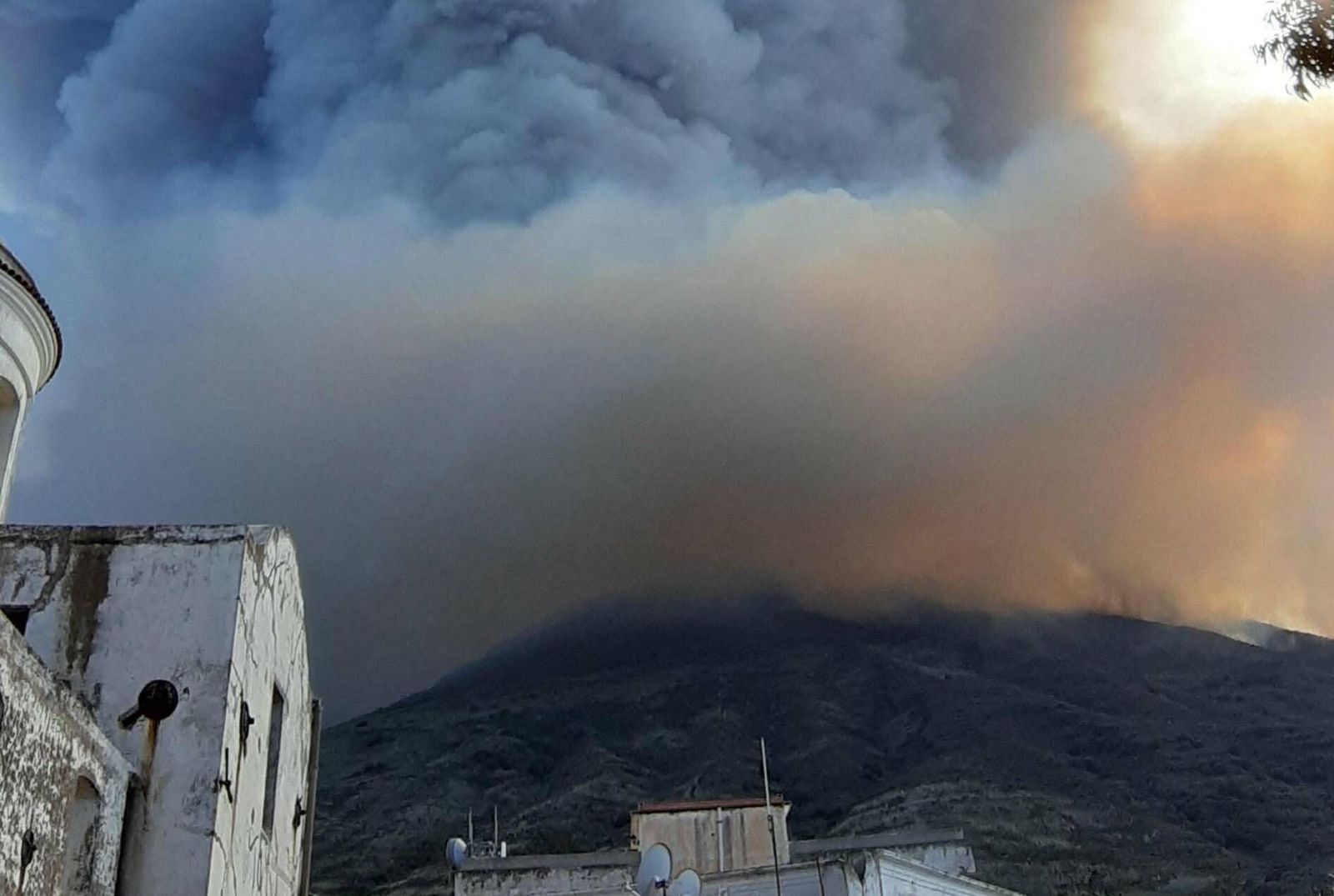 Una imagen de las explosiones de ceniza en Estrómboli