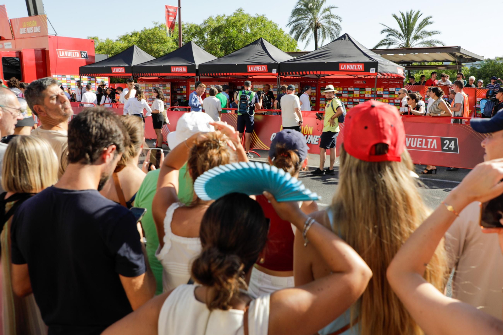 Ambiente del final de la 5ª etapa de la Vuelta ciclista a España, a su llegada a Sevilla