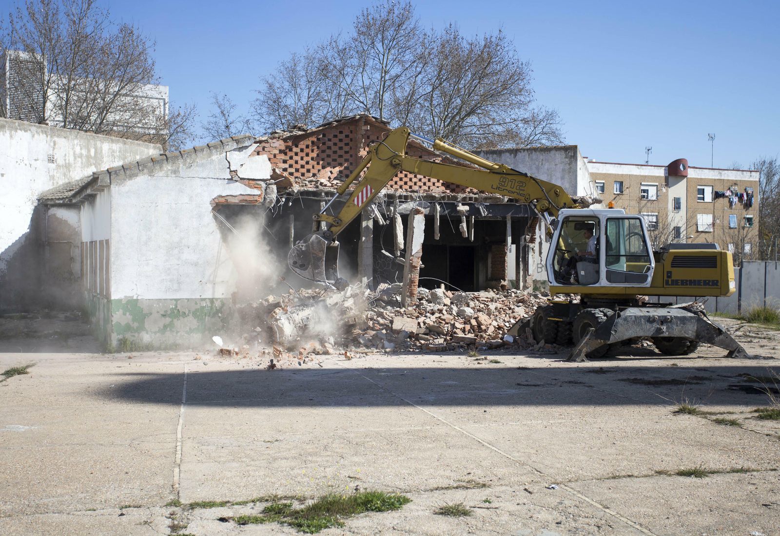 Trabajos de demolición de la guardería de El Torrejón.