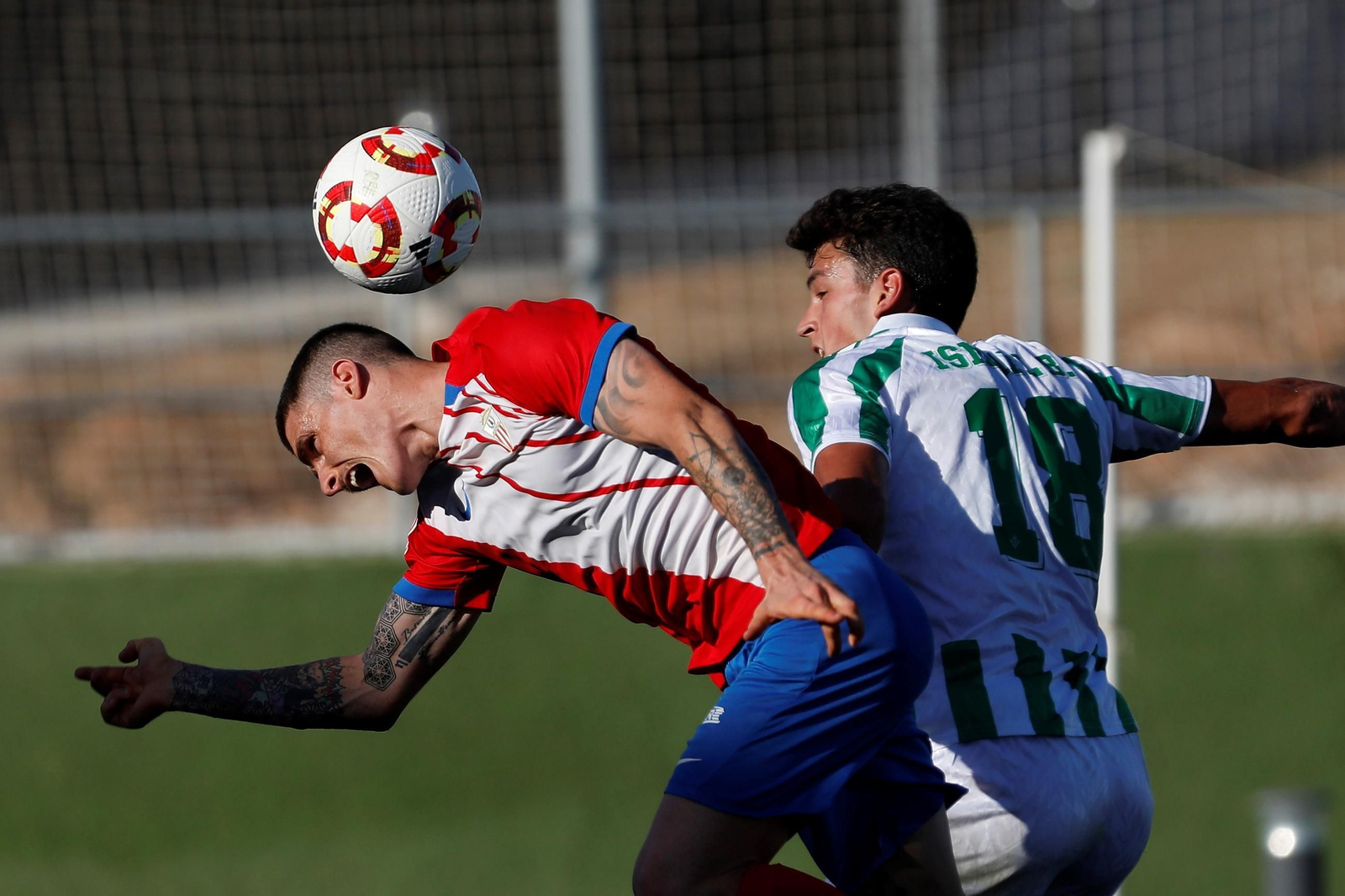 Eric Montes, en un forcejeo ante el Betis Deportivo. Eric Montes, en un forcejeo ante el Betis Deportivo.