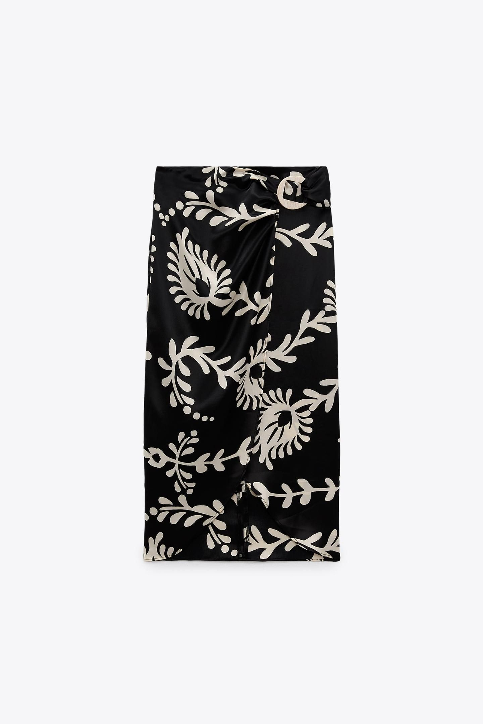 Falda midi con estampado de Zara.