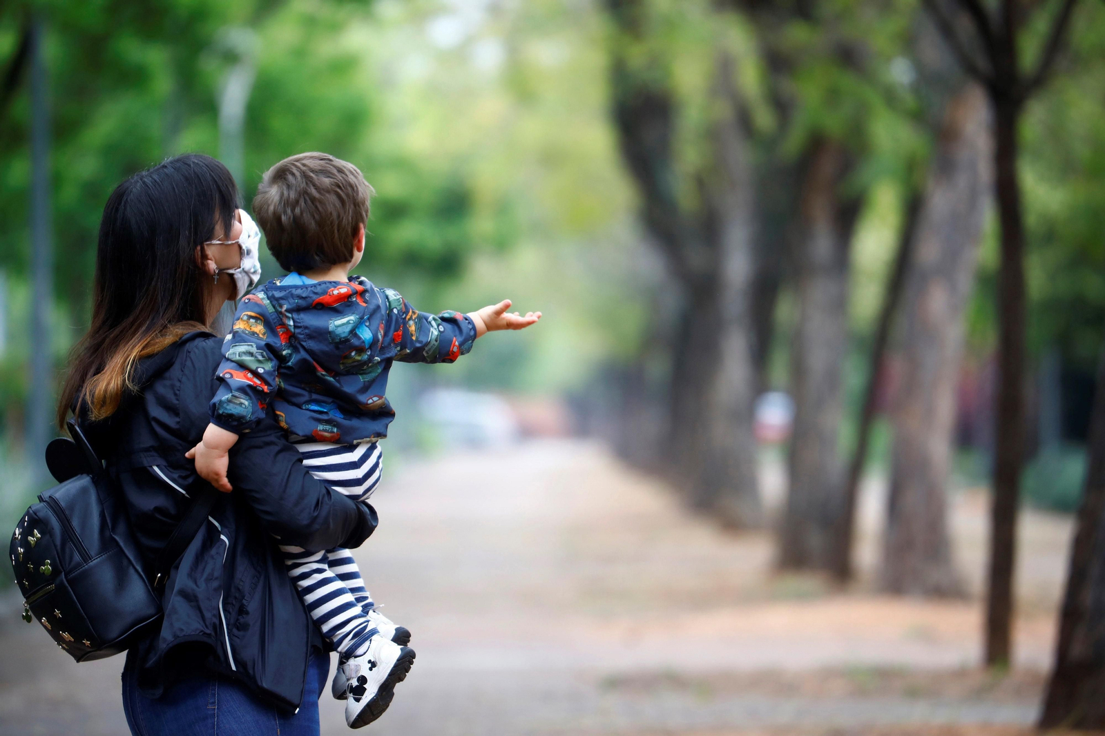 Una madre pasea con su hijo en Córdoba capital.