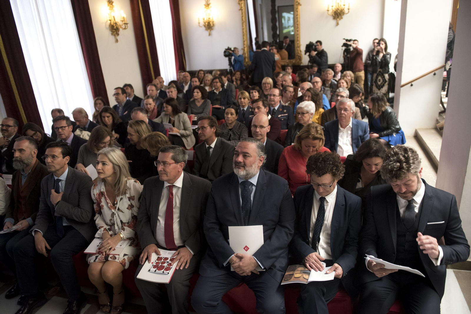 Decenas de personas en el acto de presentación del programa del Festival
