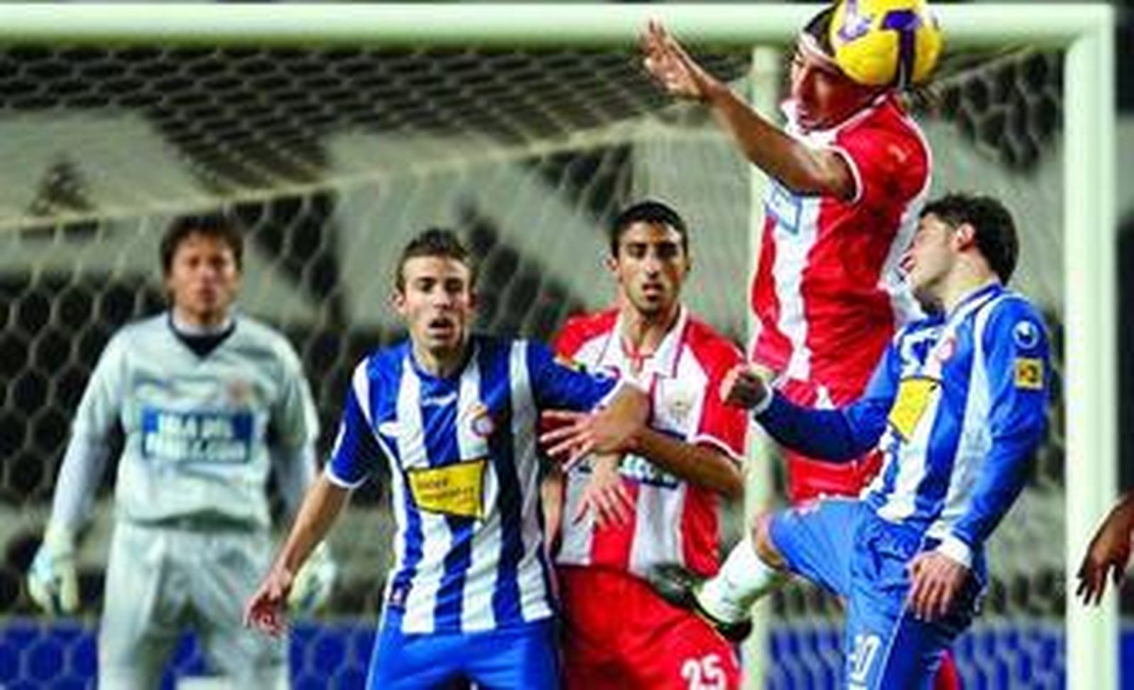 Coro y Chico pelean por un balón aéreo en partido de Liga que enfrentó al Espanyol con el Almería.