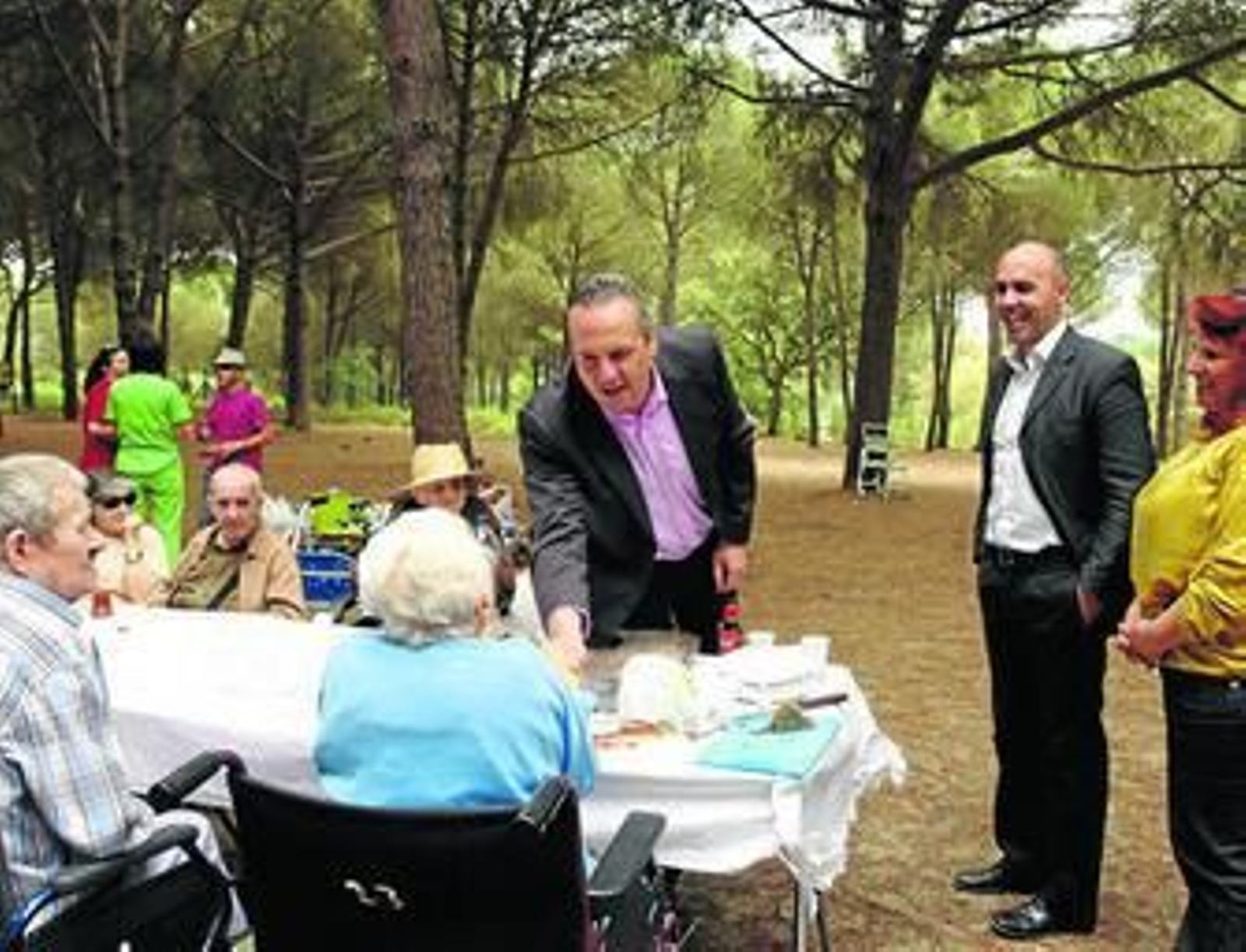 Imagen de la jornada celebrada en el Pinar del Rey con la visita el alcalde, Juan Carlos Ruiz Boix.