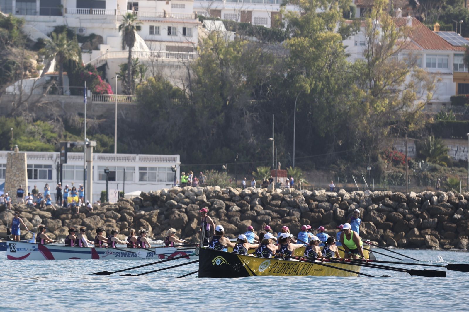 Más de 100 mujeres supervivientes de cáncer participan este sábado en una Regata Nacional en Málaga