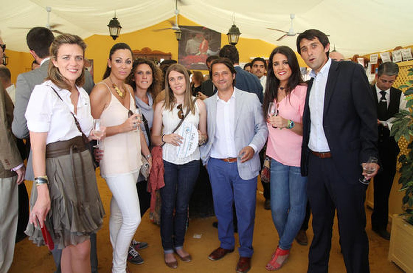 Patricia Vergel, consultora comercial de DKV Seguros; junto al director de DKV en Cádiz, Antonio Vila; Vanesa Benítez, Eva Cáceres, Bea Rivas e Irene Hernández, compañeros de la oficina de Jerez.

Foto: Vanesa Lobo