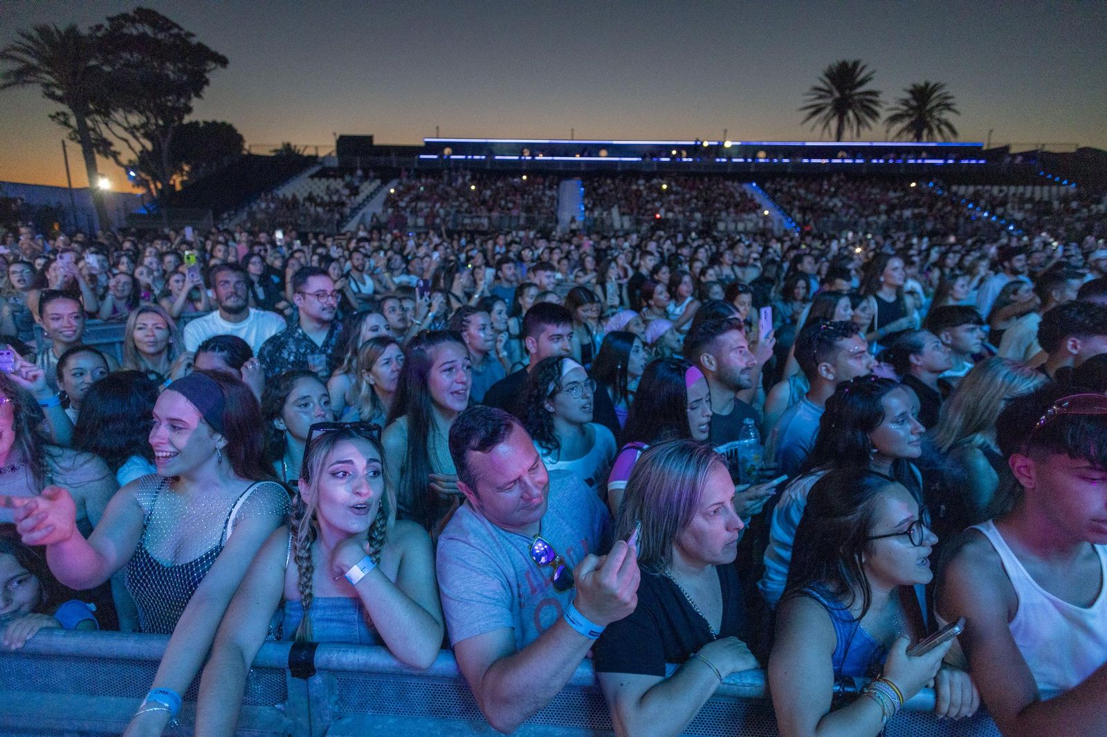Búscate en las imágenes del concierto de Emilia en Concert Music Festival