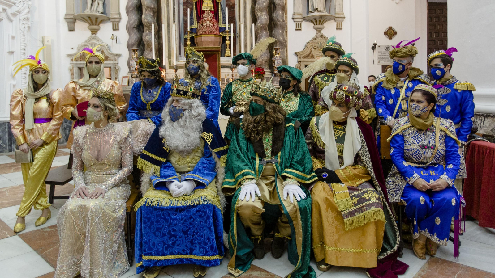 En imágenes: Los Reyes Magos recorren los barrios de Cádiz