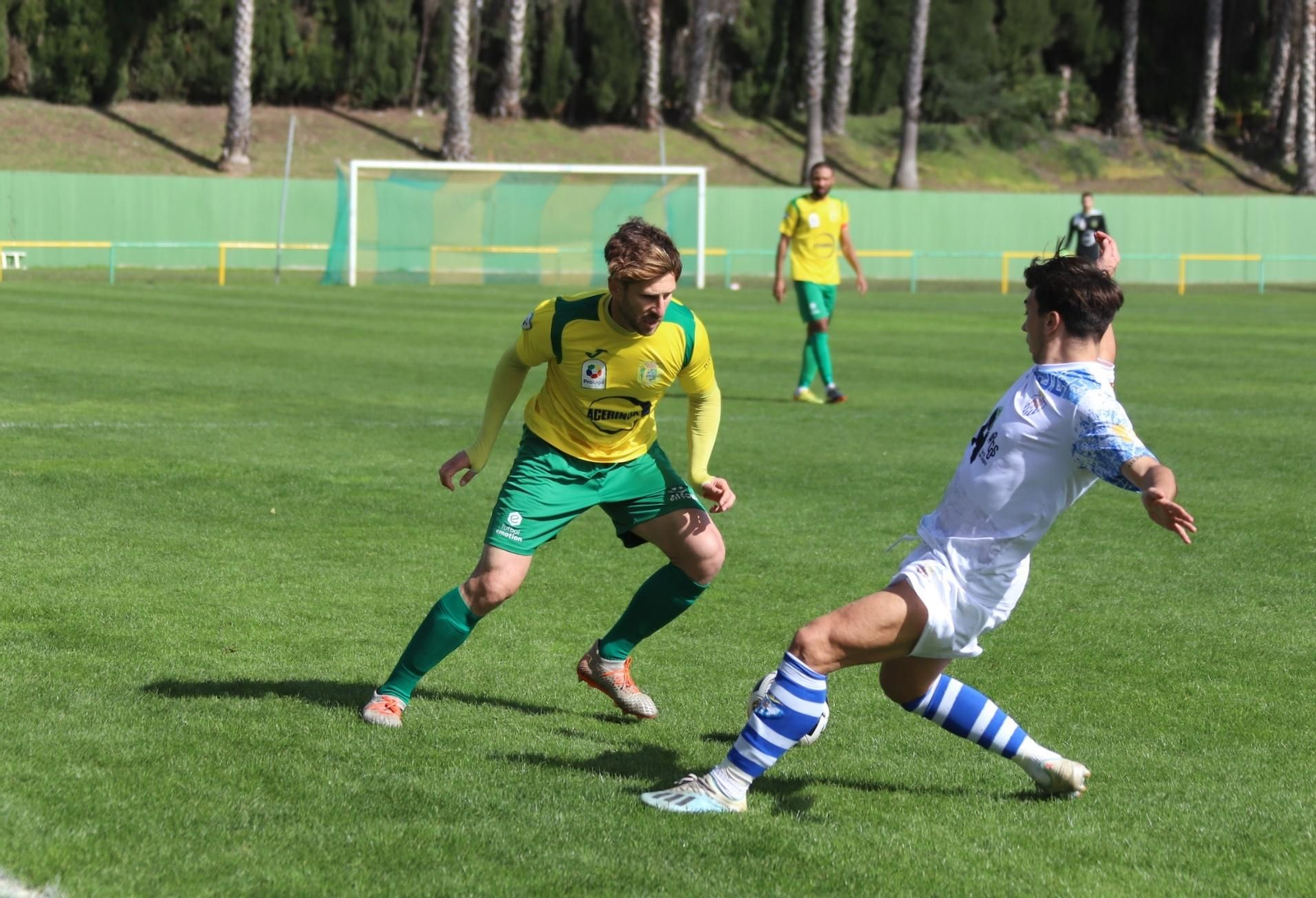Álvaro Benítez pelea un balón en su debut ante el Arcos.