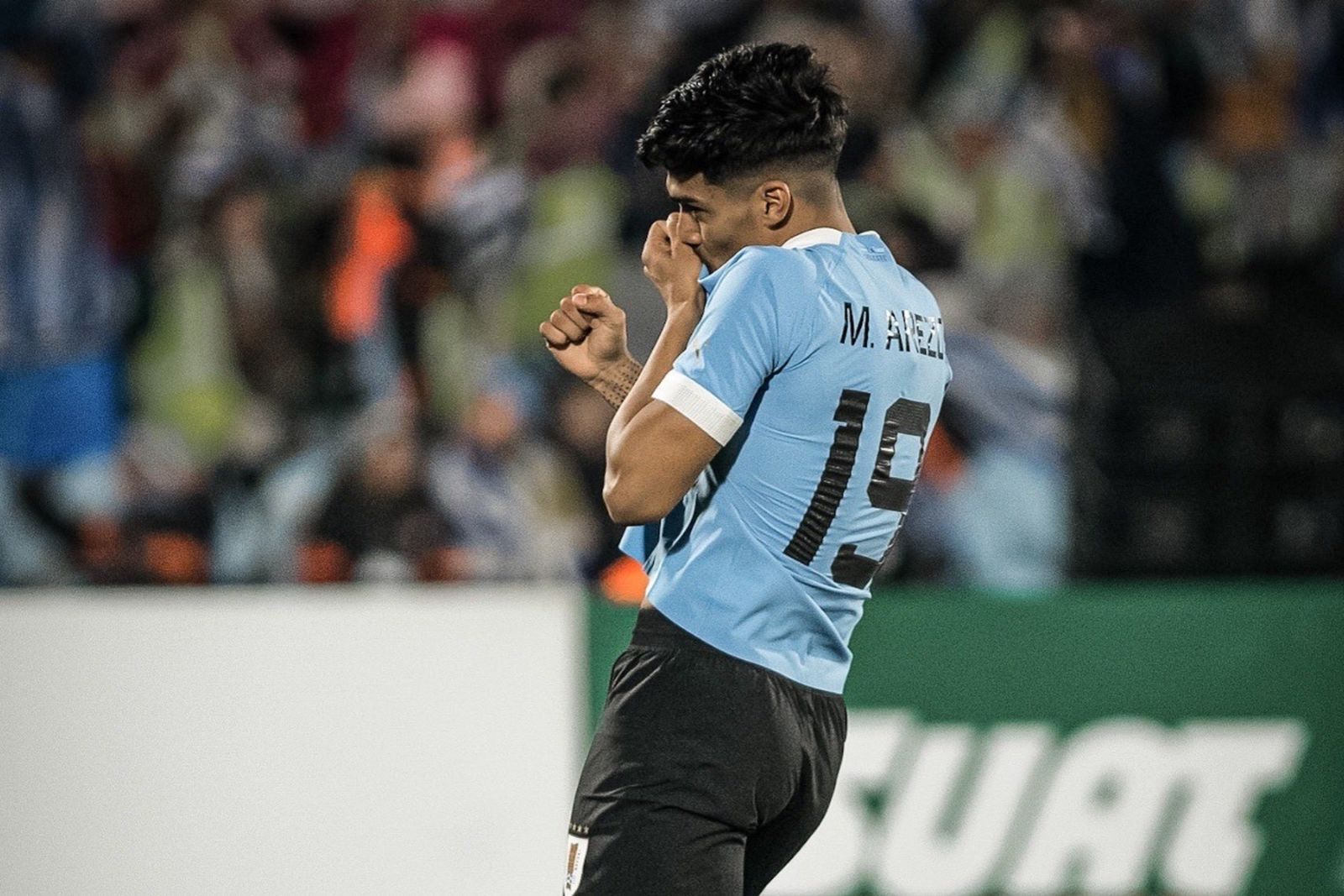 Arezo se besa el escudo de Uruguay tras anotar.