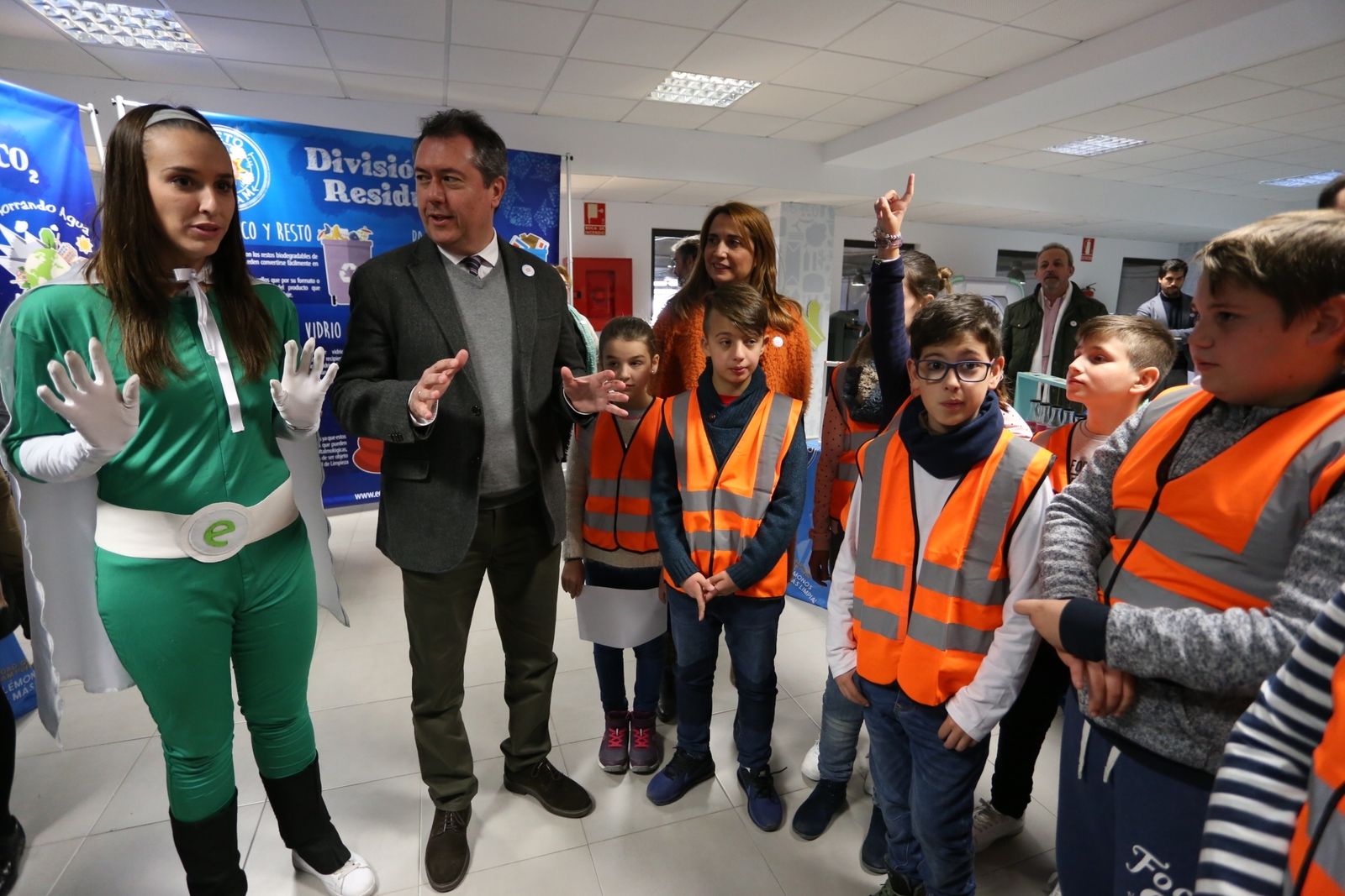Espadas gesticula durante su visita al centro de educación ambiental.