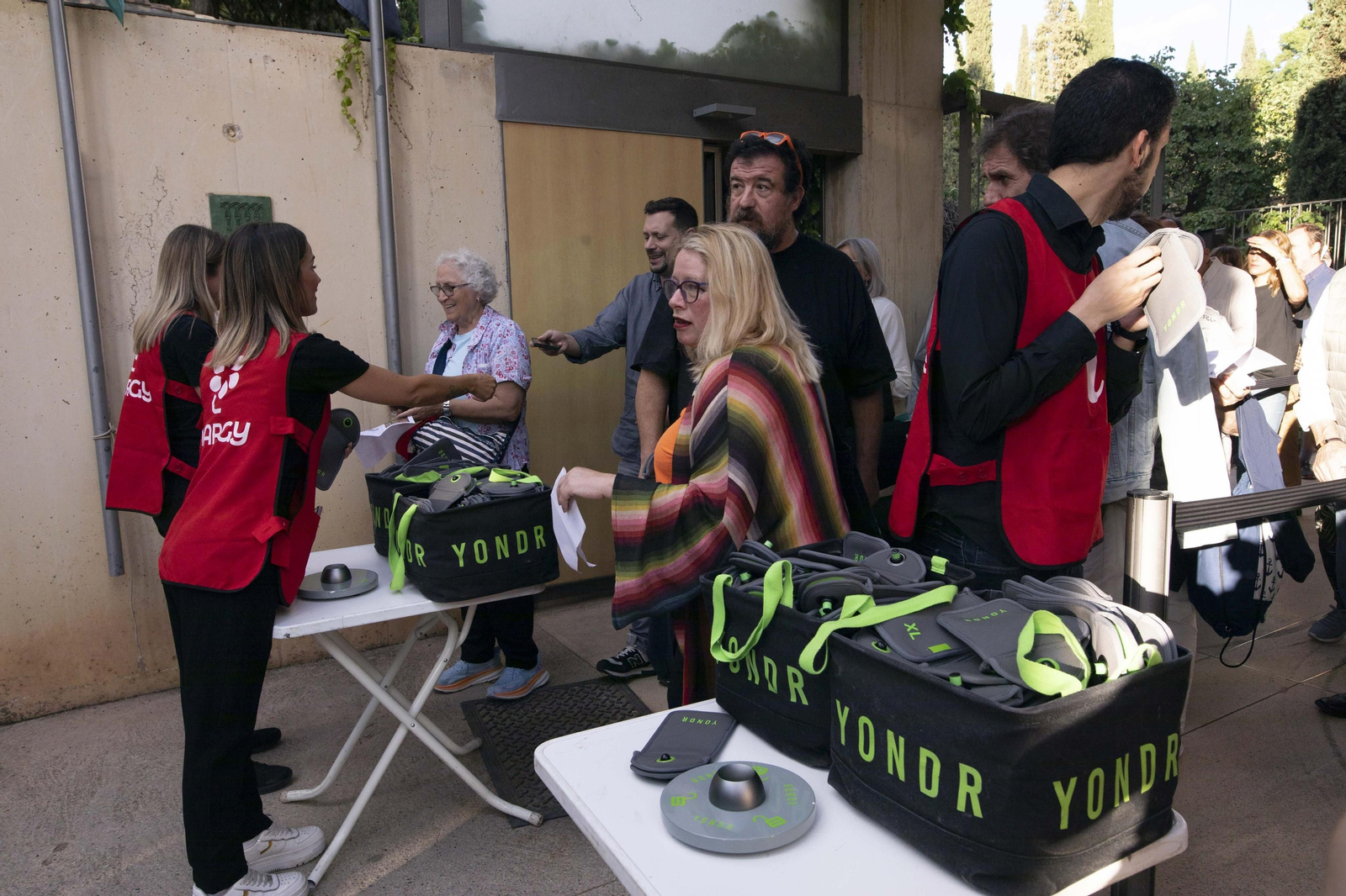 Ambiente festivo antes del concierto de Bob Dylan en Granada, en imágenes