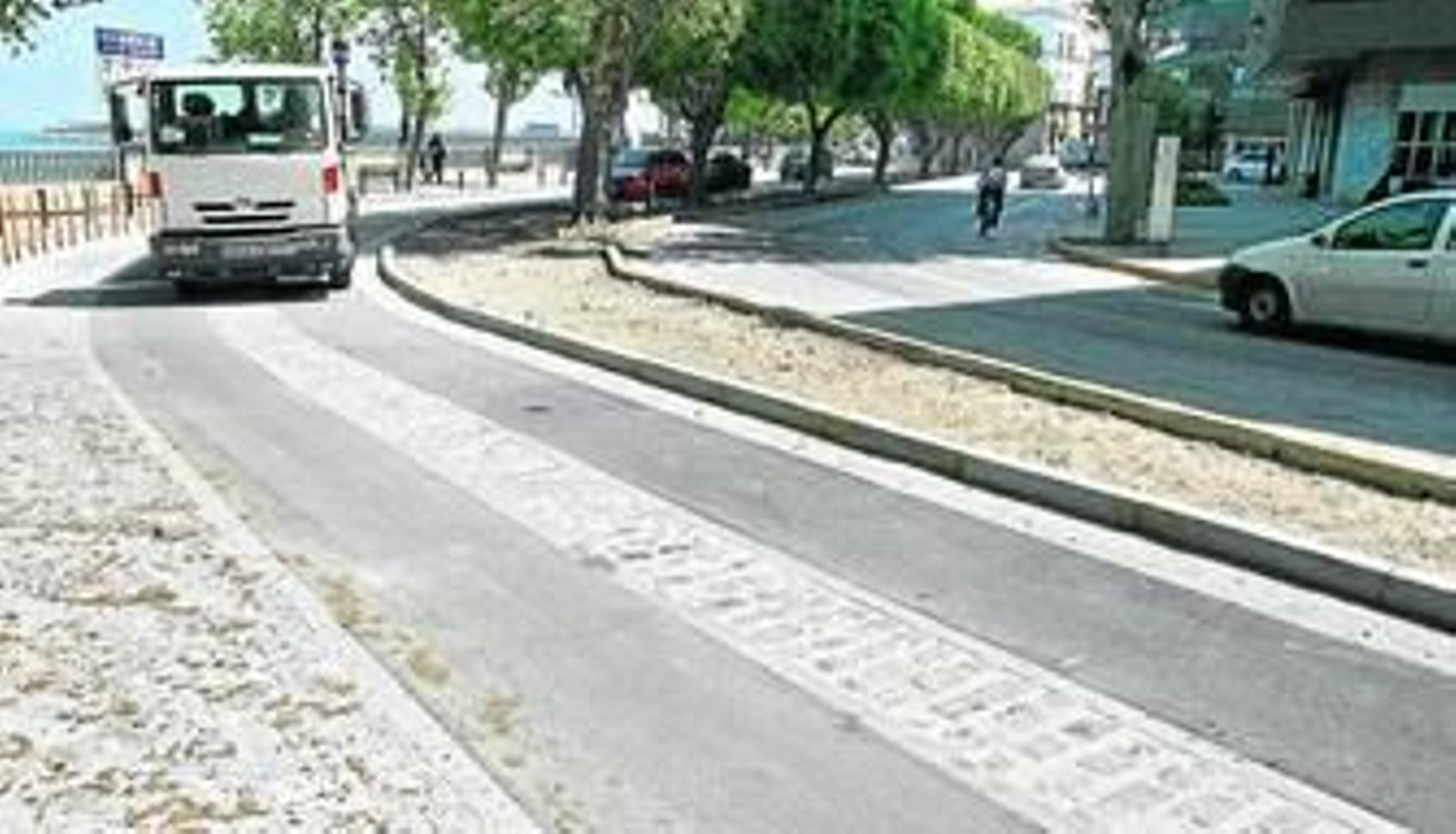 Los vehículos pasaban ayer con normalidad por el nuevo pavimento mixto.