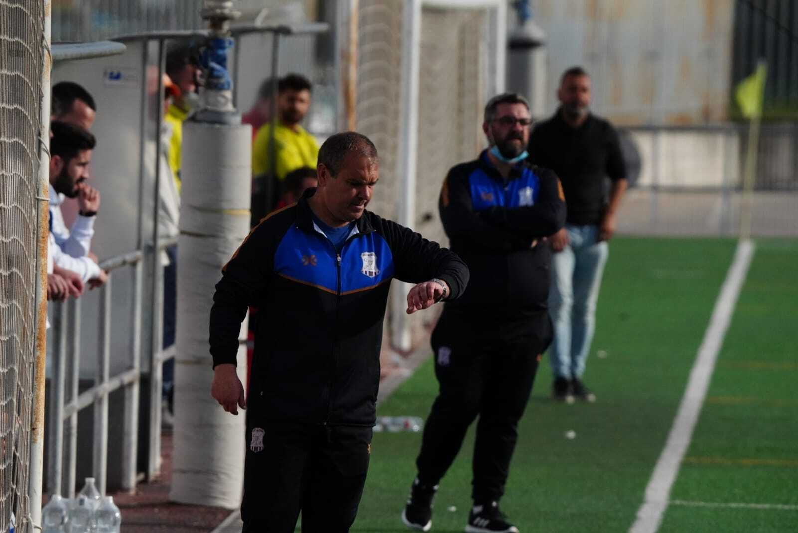 Javi Rivas consulta su reloj durante el Jerez Industrial-Espeleño.