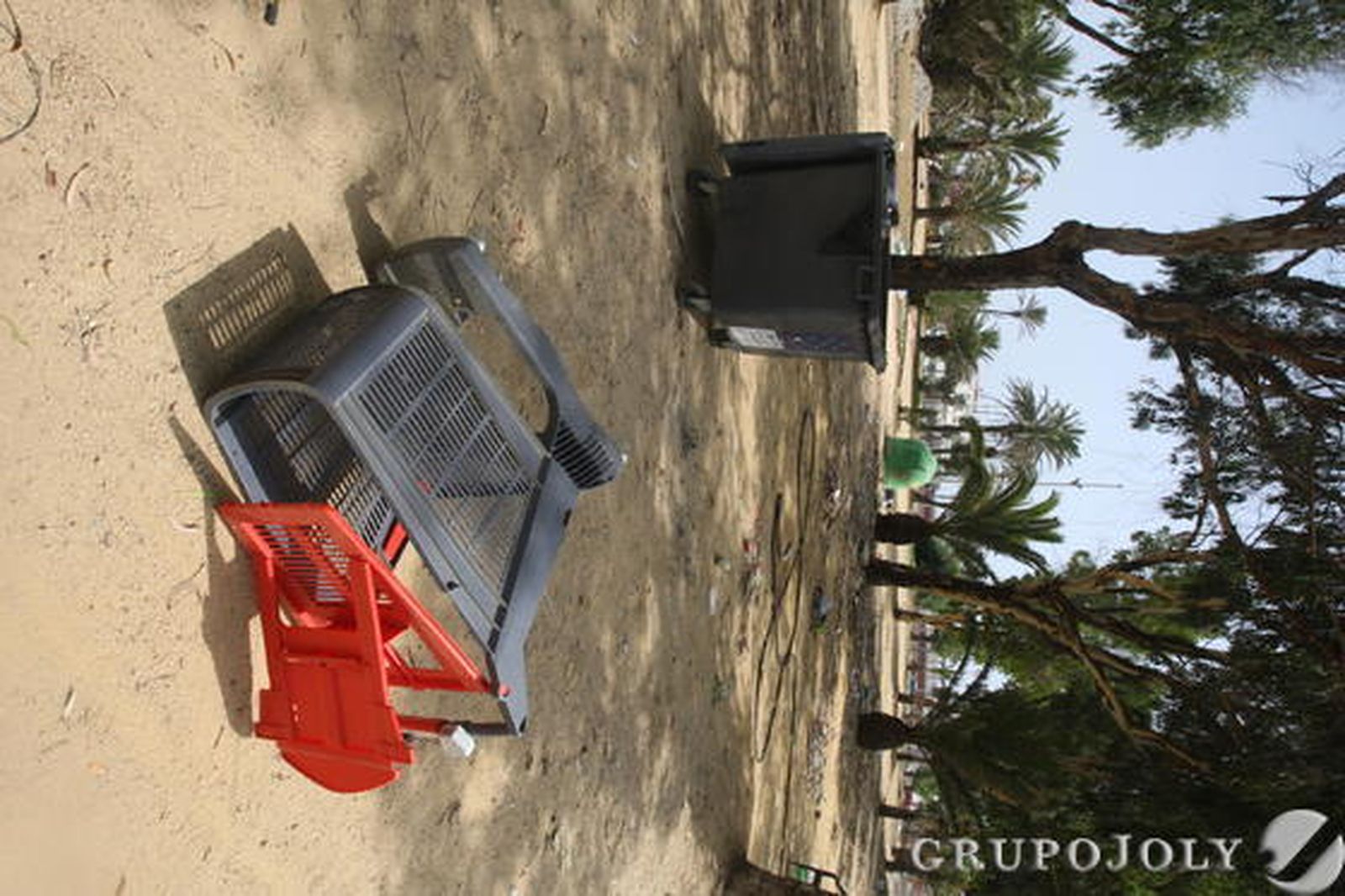 Contenedores y carros de plástico tirados por el suelo del parque.

Foto: Paco Guerrero