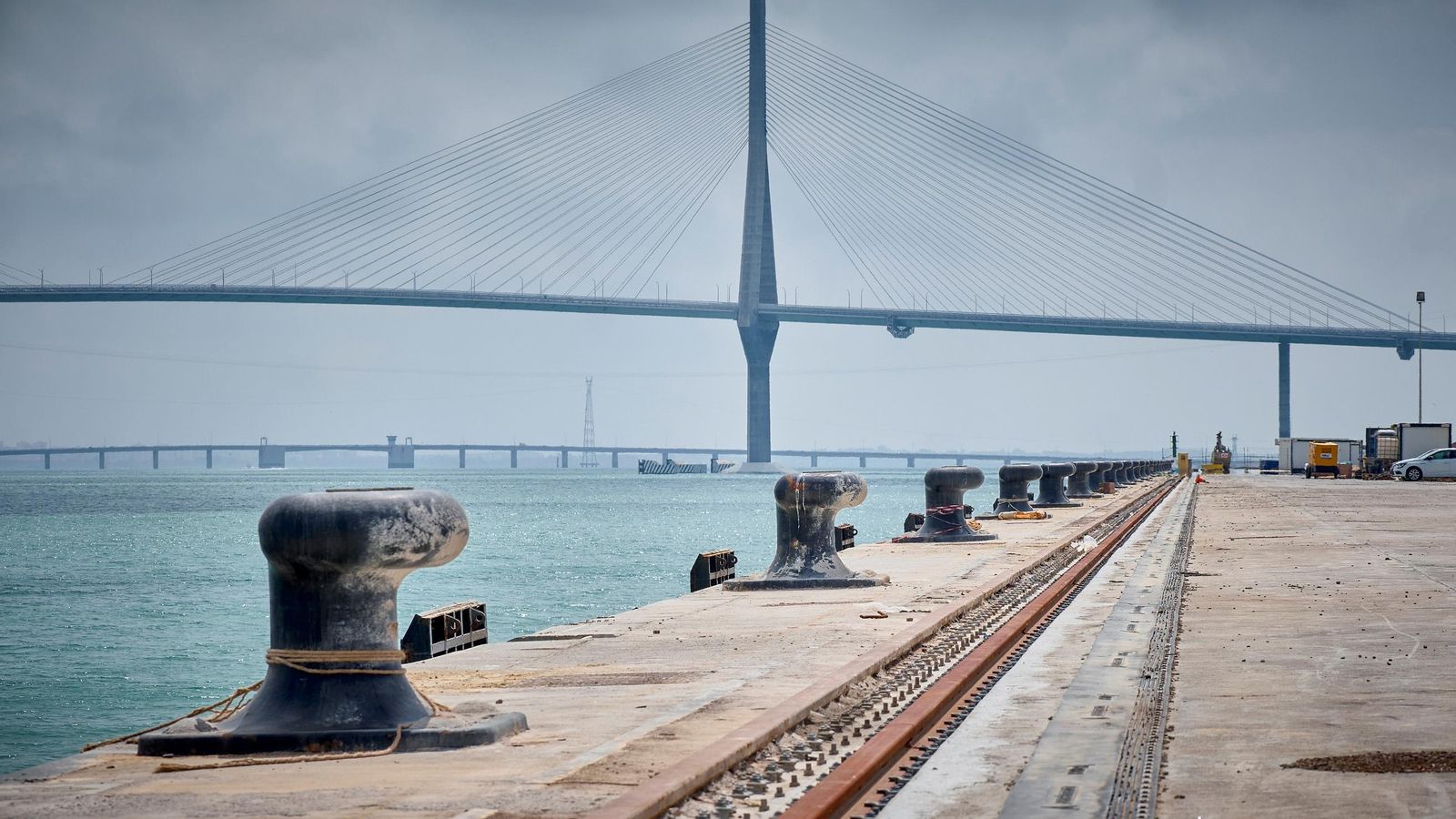 La nueva terminal de contenedores del puerto de Cádiz, con el segundo puente al fondo La nueva terminal de contenedores del puerto de Cádiz, con el segundo puente al fondo