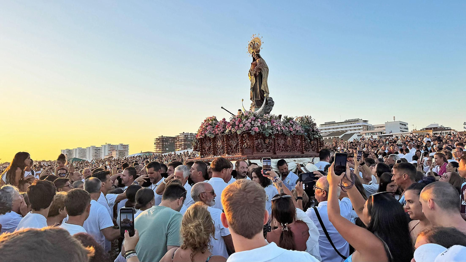Imágenes de la Virgen del Carmen procesionando en Punta Umbría