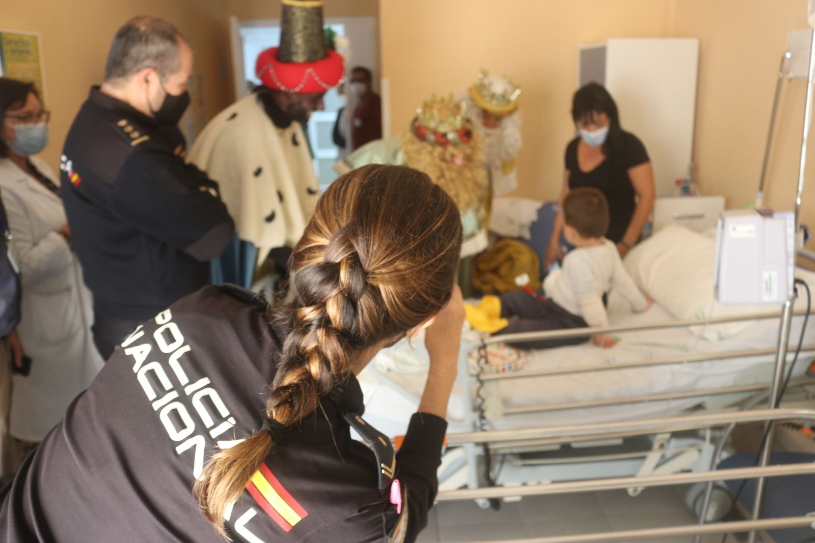 La visita de los Reyes Magos al Hospital de Puerto Real en imágenes
